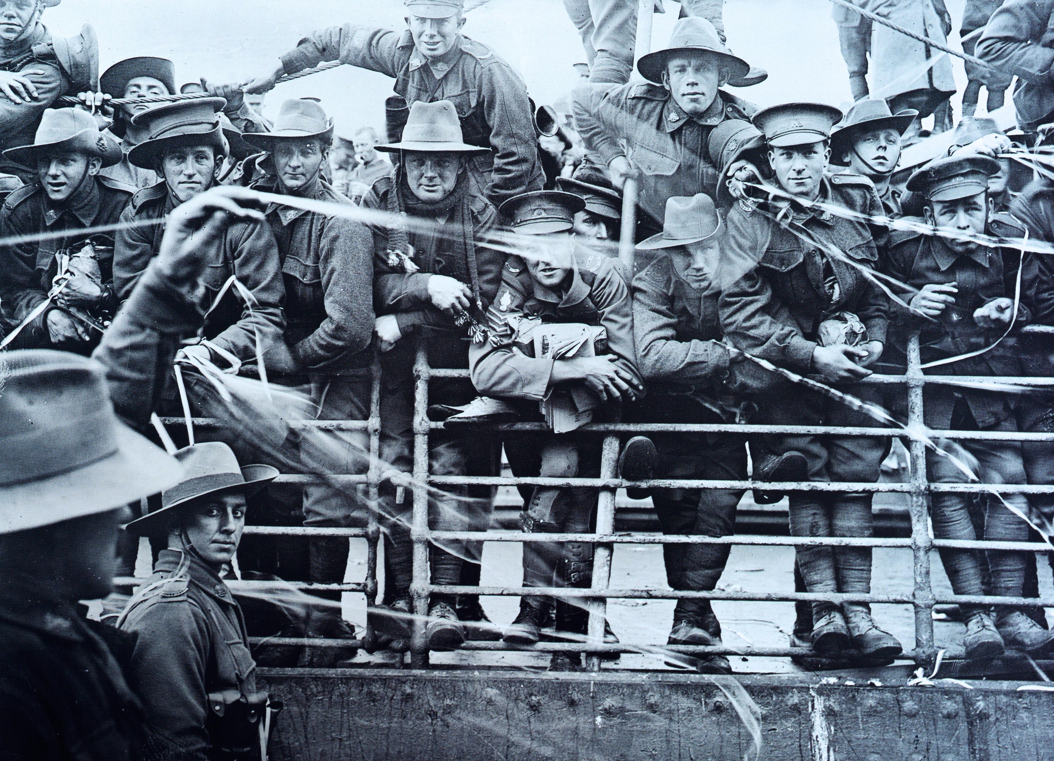 Guerre/Photographie : Images of Armed Conflict & Its Aftermath 1st Ed Exhibition Cat en vente 5