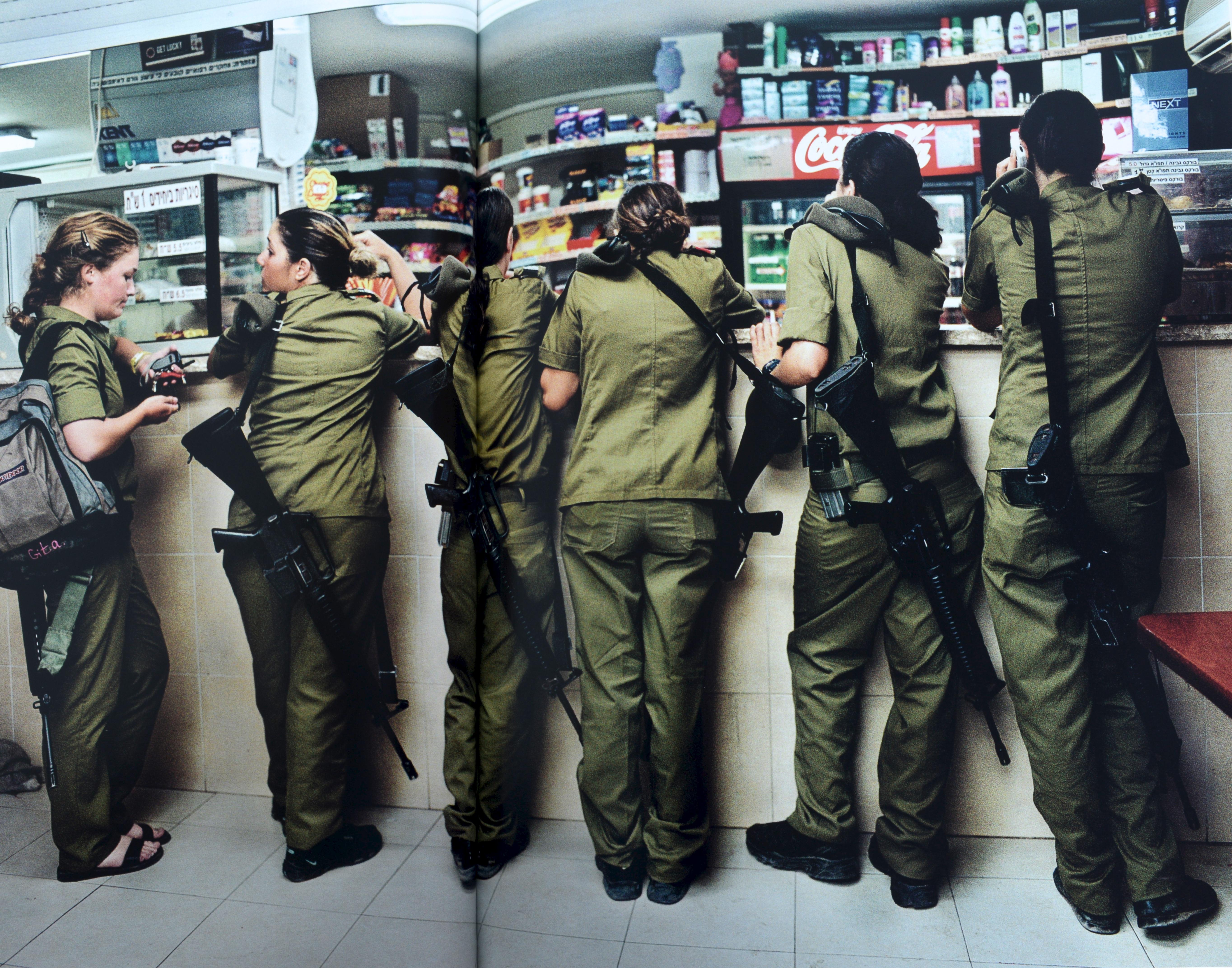 Guerre/Photographie : Images of Armed Conflict & Its Aftermath 1st Ed Exhibition Cat en vente 9
