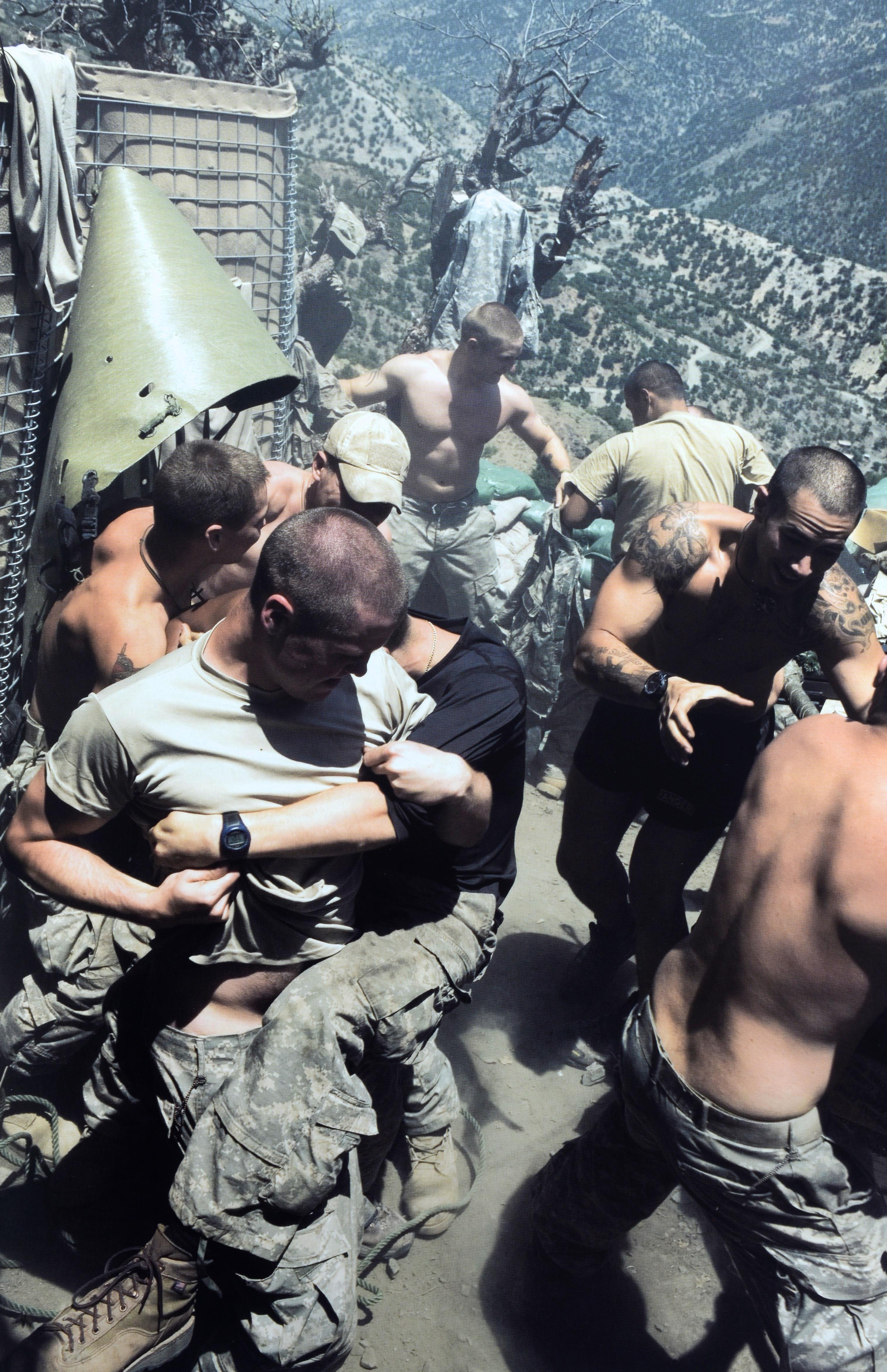 Guerre/Photographie : Images of Armed Conflict & Its Aftermath 1st Ed Exhibition Cat en vente 10