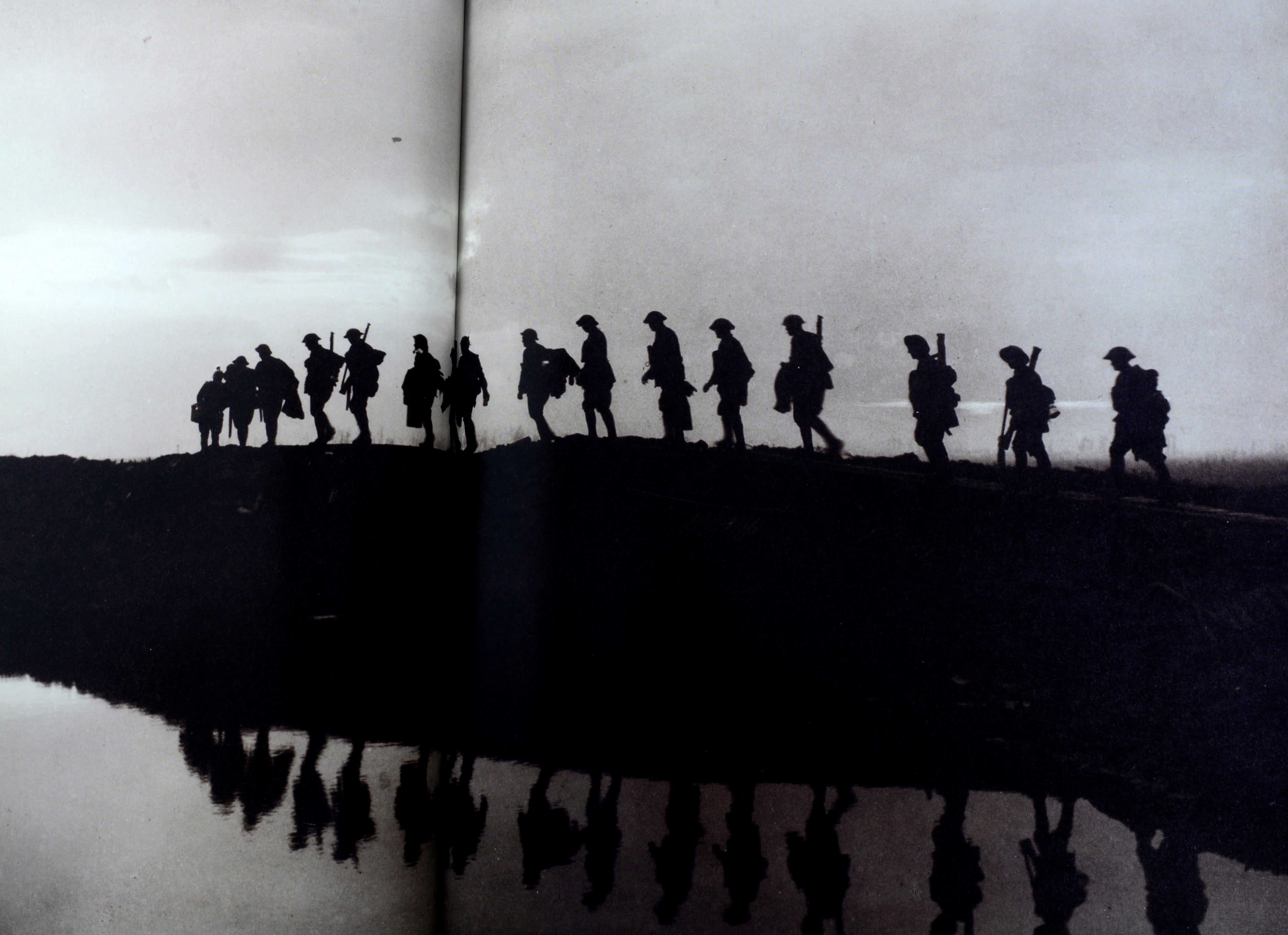 Guerre/Photographie : Images of Armed Conflict & Its Aftermath 1st Ed Exhibition Cat en vente 13