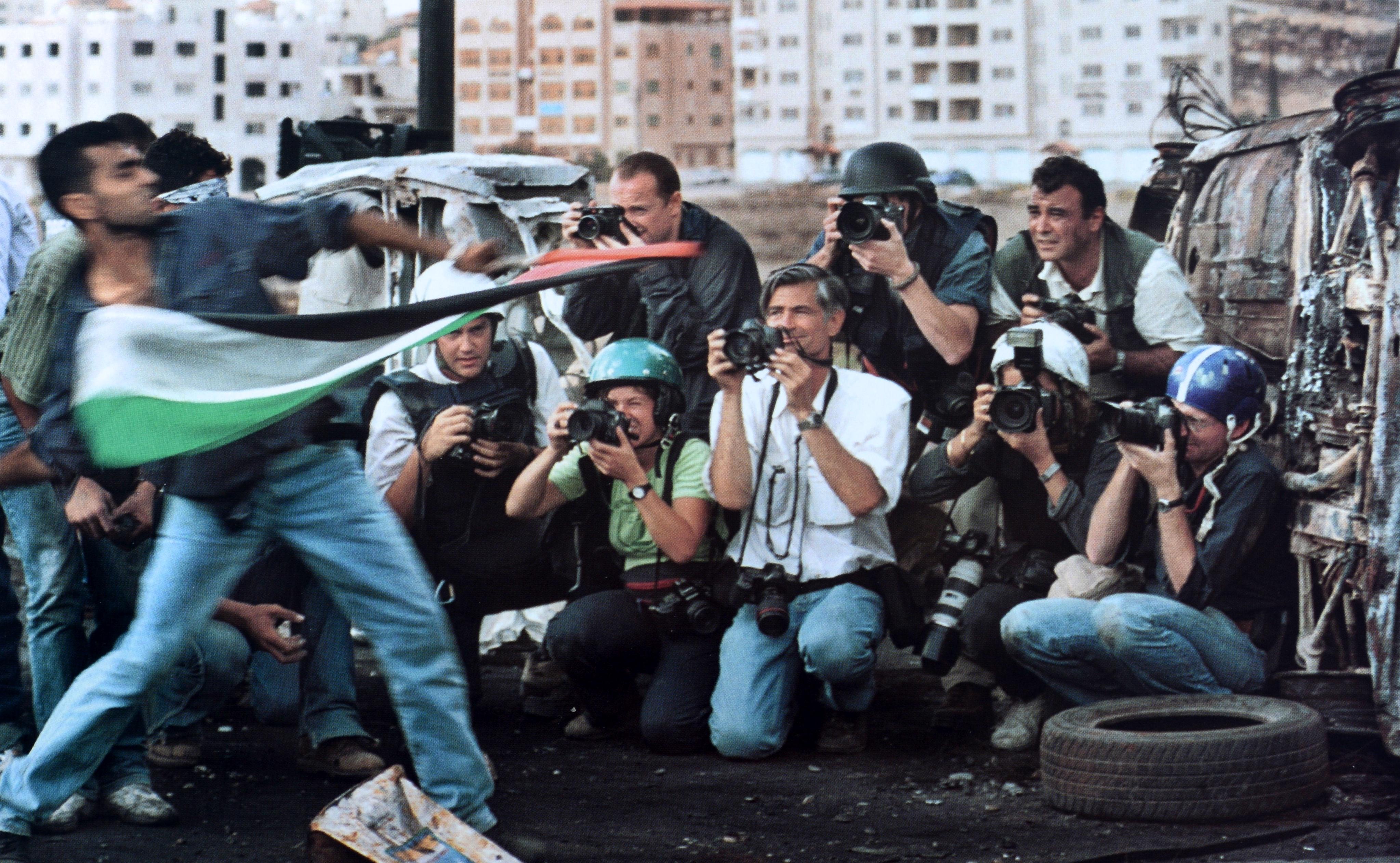 Papier Guerre/Photographie : Images of Armed Conflict & Its Aftermath 1st Ed Exhibition Cat en vente