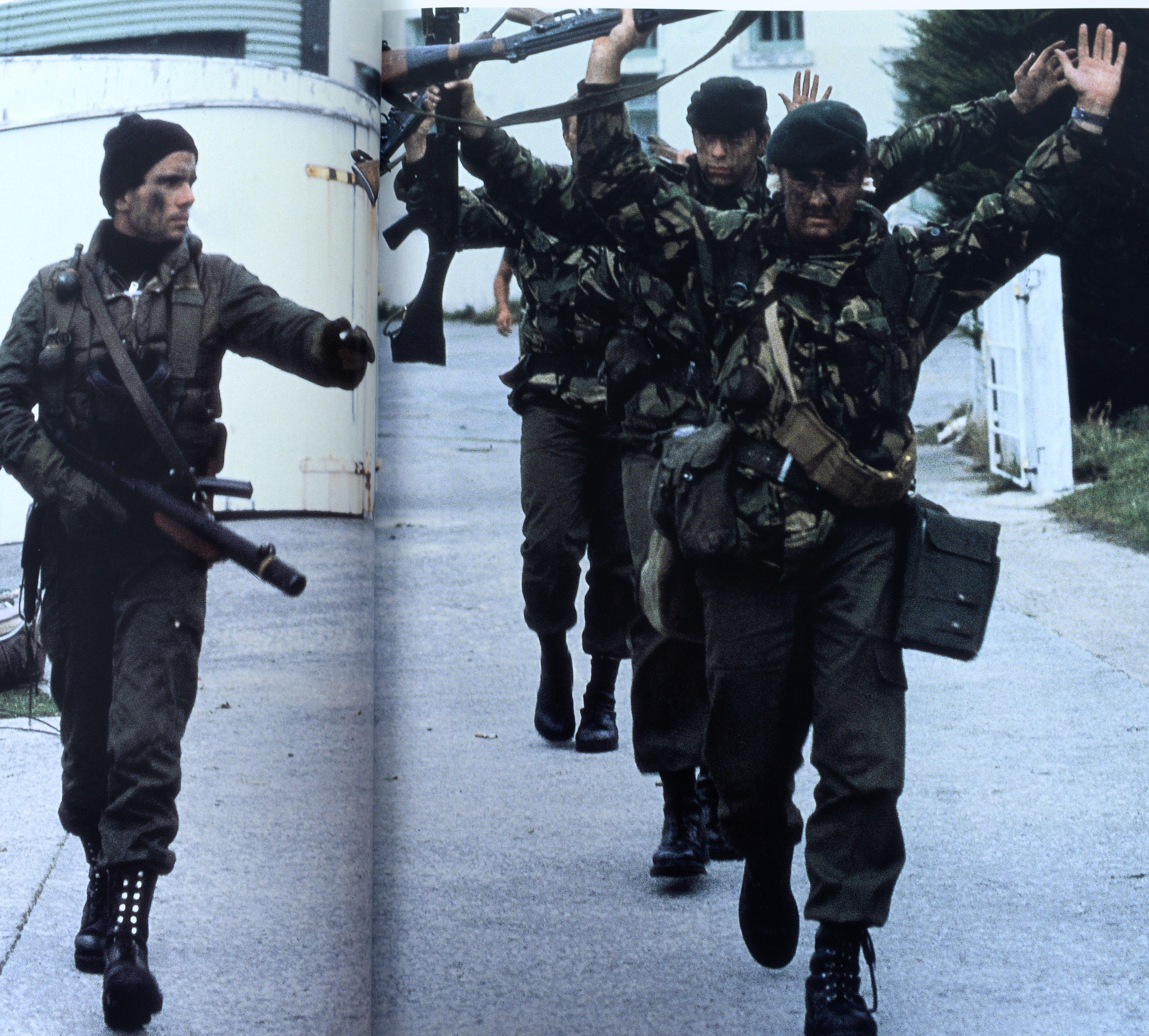 Guerre/Photographie : Images of Armed Conflict & Its Aftermath 1st Ed Exhibition Cat en vente 3