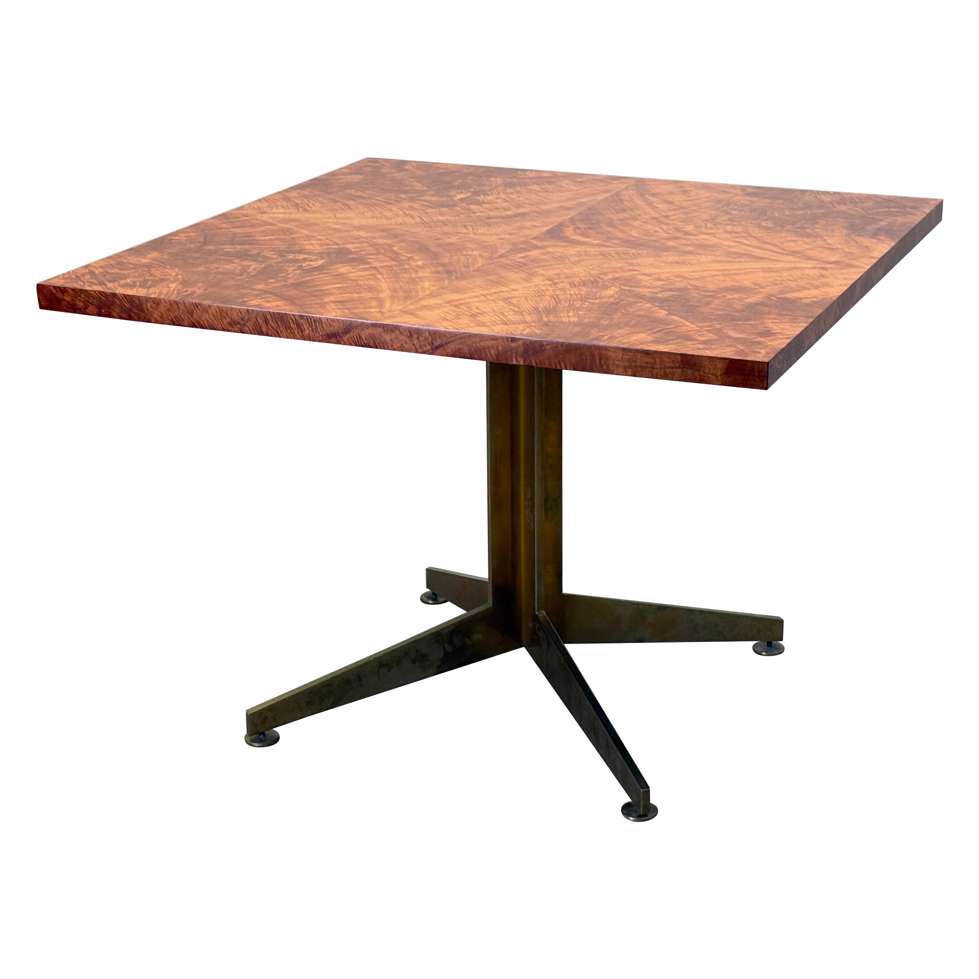 Table de salle à manger / jeu en laiton et acajou The Bennetts en vente