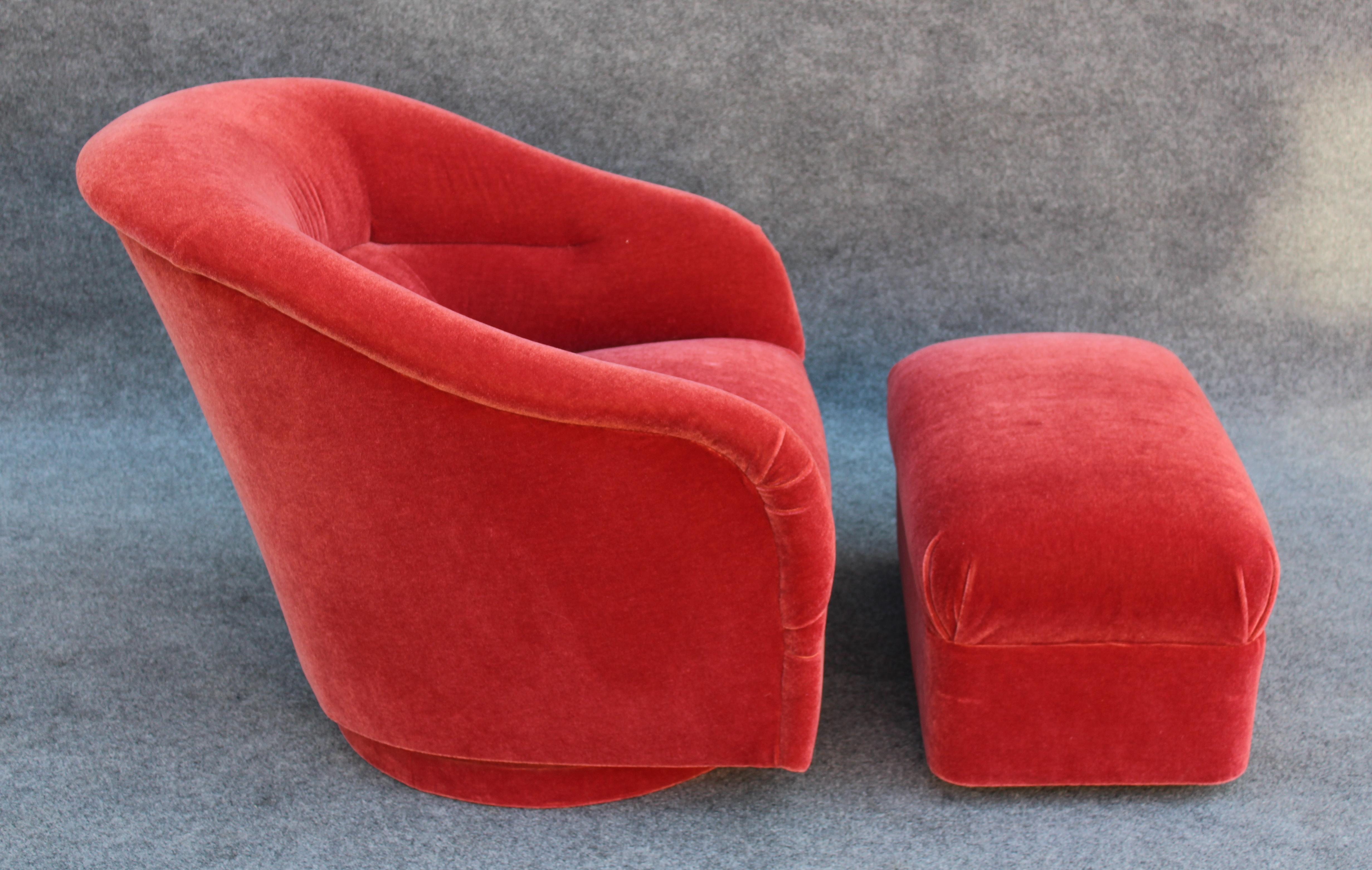 Conçue dans les années 1960 par l'icône américaine Ward Bennett, cette chaise longue et son ottoman ont été produits par Brickel. Cet exemplaire est tout à fait particulier, puisqu'il est doté d'un ottoman que l'on voit rarement. Alors que beaucoup