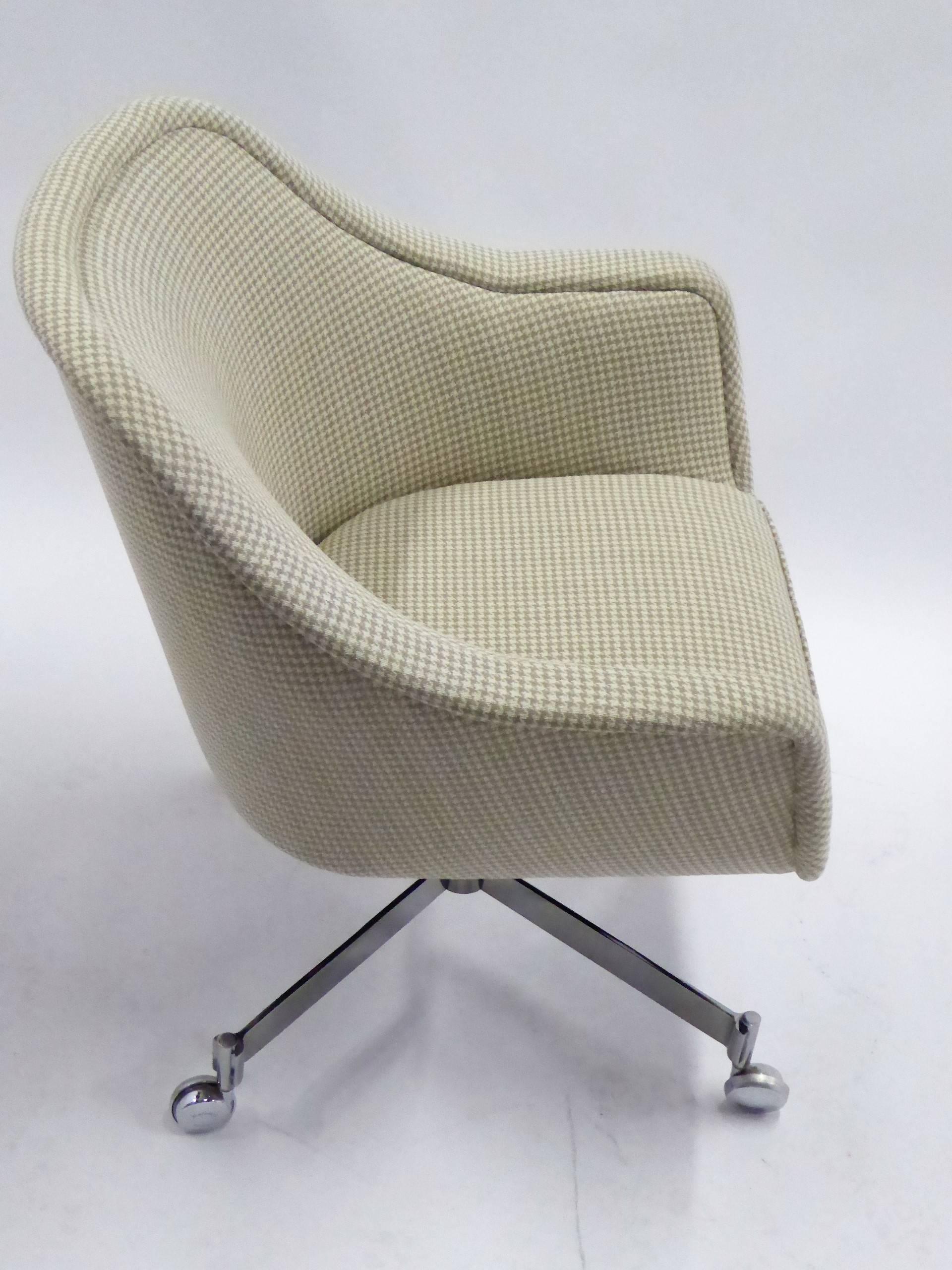 Ward Bennett Bumper Office Chair in Houndstooth Brickel Associates In Excellent Condition In Miami, FL