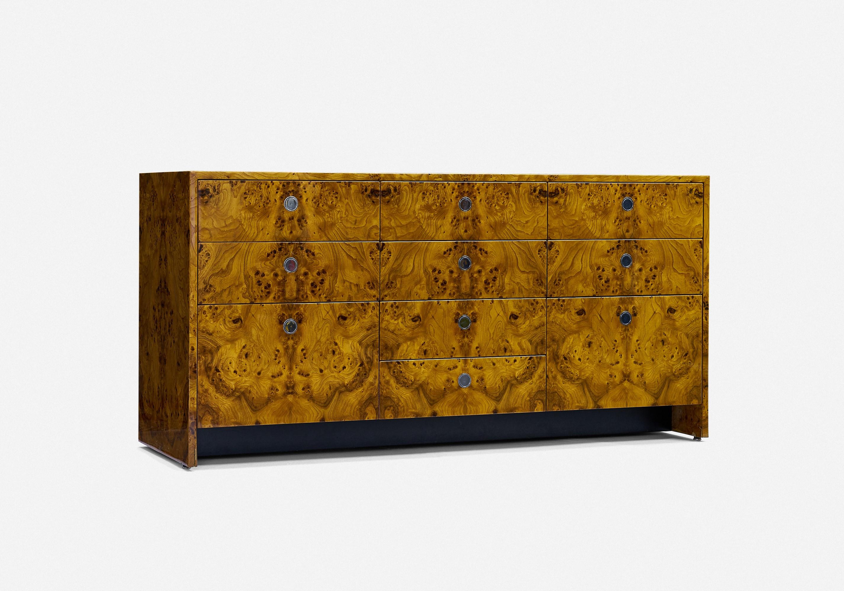 Ward Bennett
armoire à neuf tiroirs

Meubles Brickell
burlwood
USA c 1960s 

Armoire à neuf tiroirs avec poignées annulaires chromées encastrées, comprend deux tiroirs à dossiers, finition polyuréthane brillante, sans marquage.