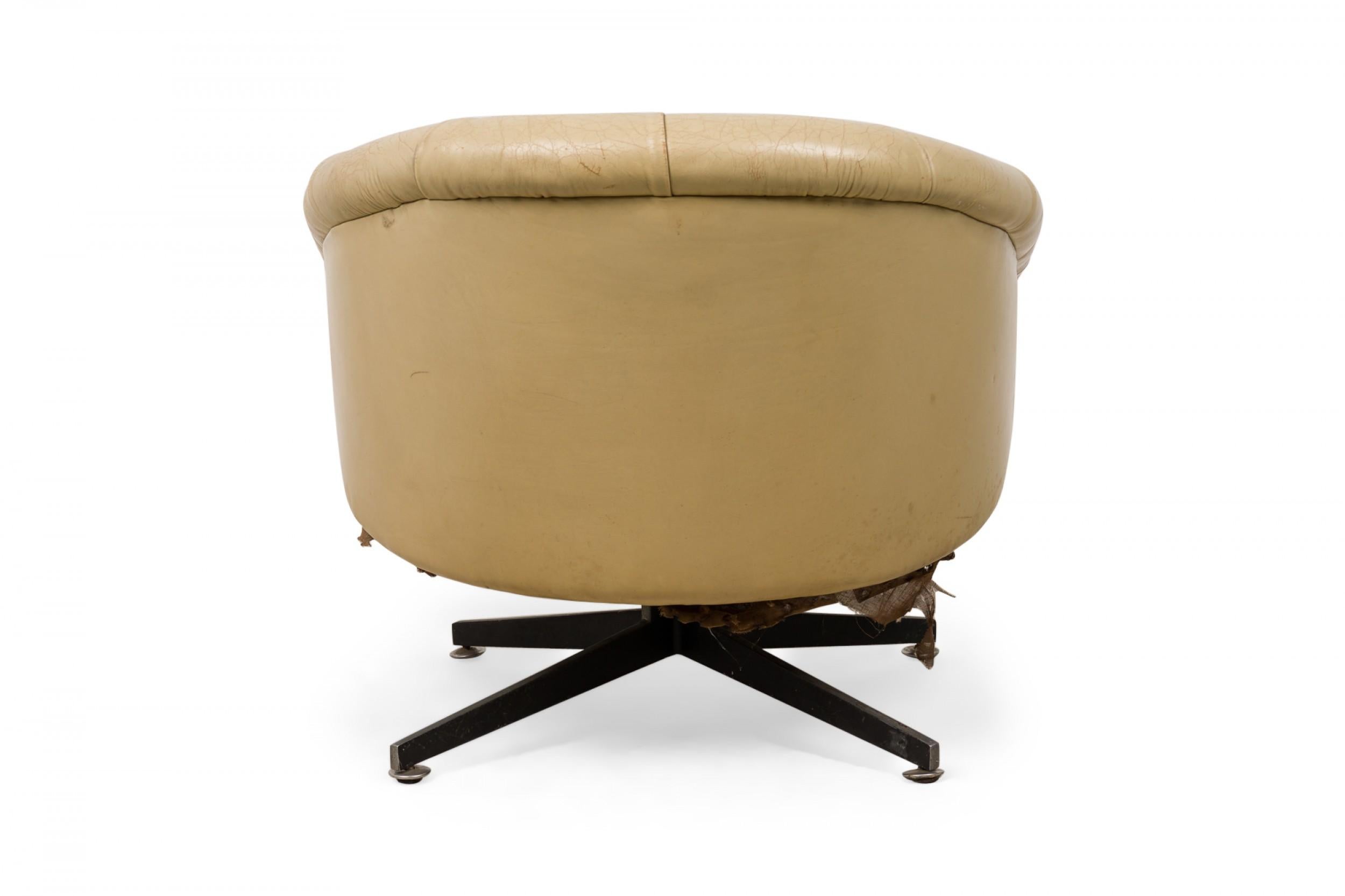 Ward Bennett Chrome and Beige Tufted Leather Swivel Tub Lounge / Armchair In Good Condition For Sale In New York, NY