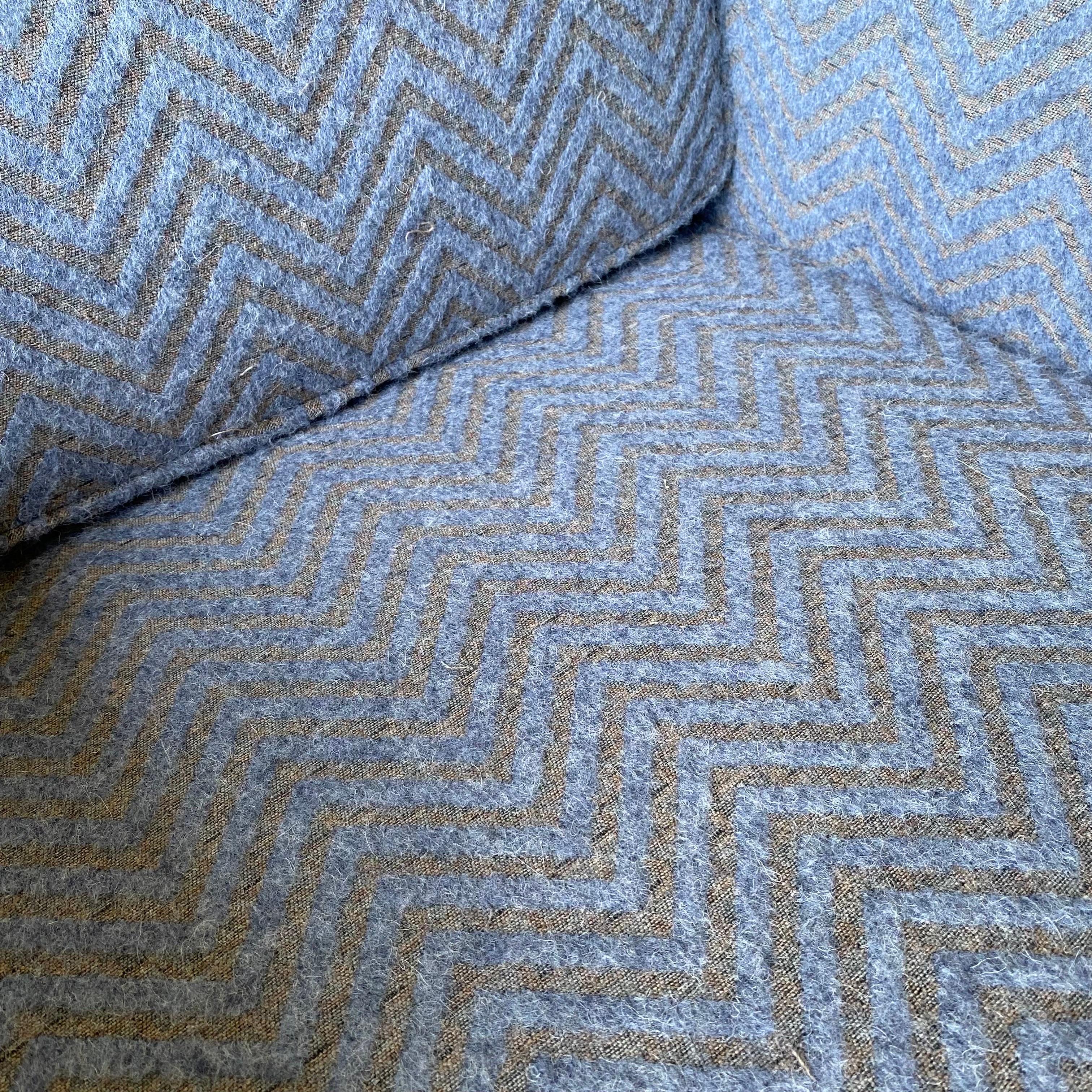 Paire de chaises longues vintage nouvellement tapissées d'un tissu mohair à motifs.  Chaises cubiques classiques de style Knoll, confortables et attrayantes.