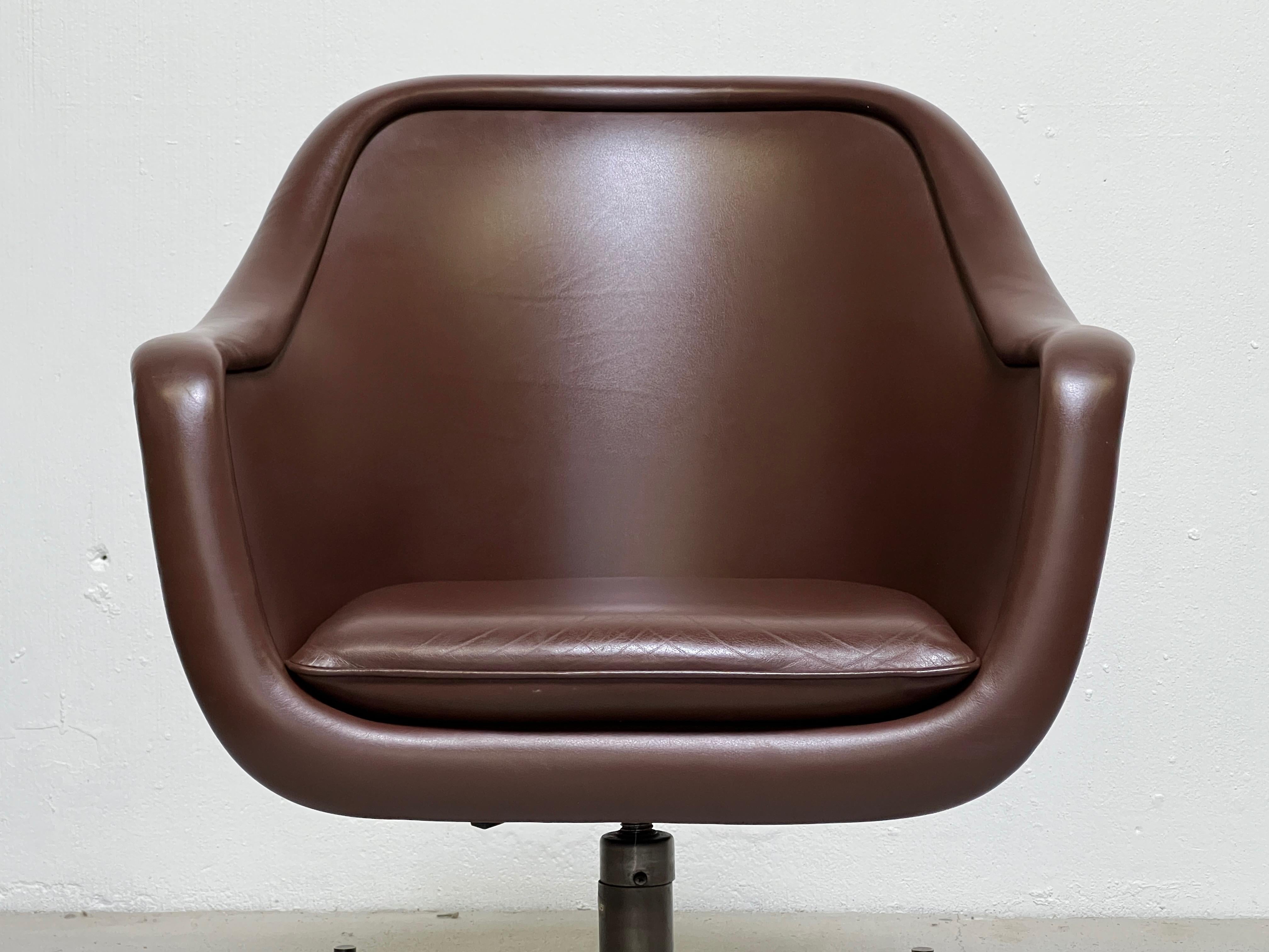 Ward Bennett Desk Chair in Leather with Bronze Base In Good Condition In Dallas, TX
