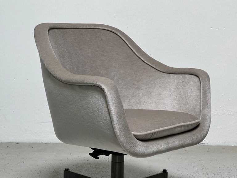 Ward Bennett Desk Chair in Mohair In Good Condition For Sale In Dallas, TX