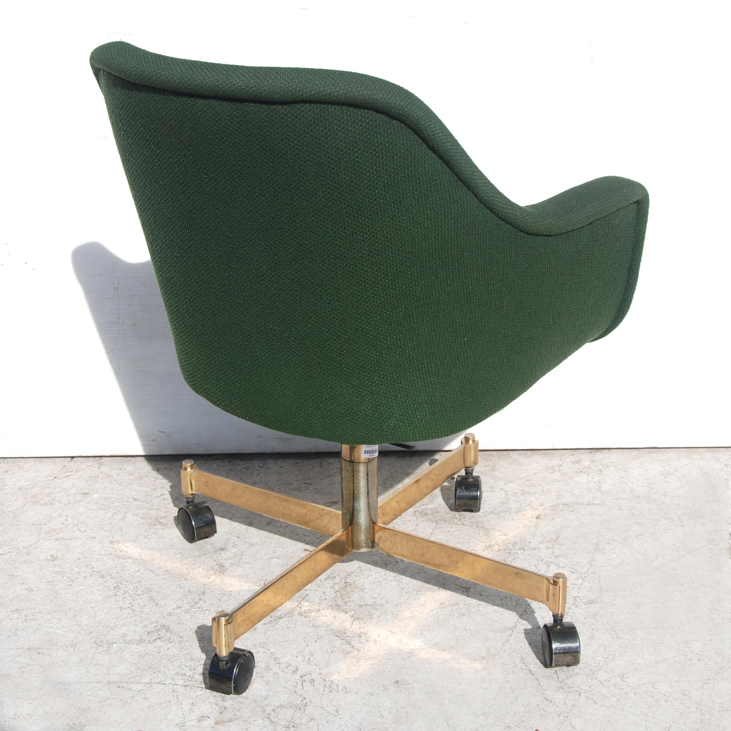 Bumper desk chair by Ward Bennett for Brickel and Associates


Ward Bennett for Brickel and Associates Task Chair

Bronze 4-star swivel conference room chair in a green tweed fabric.

30 available in green color.
Also available in red, see last