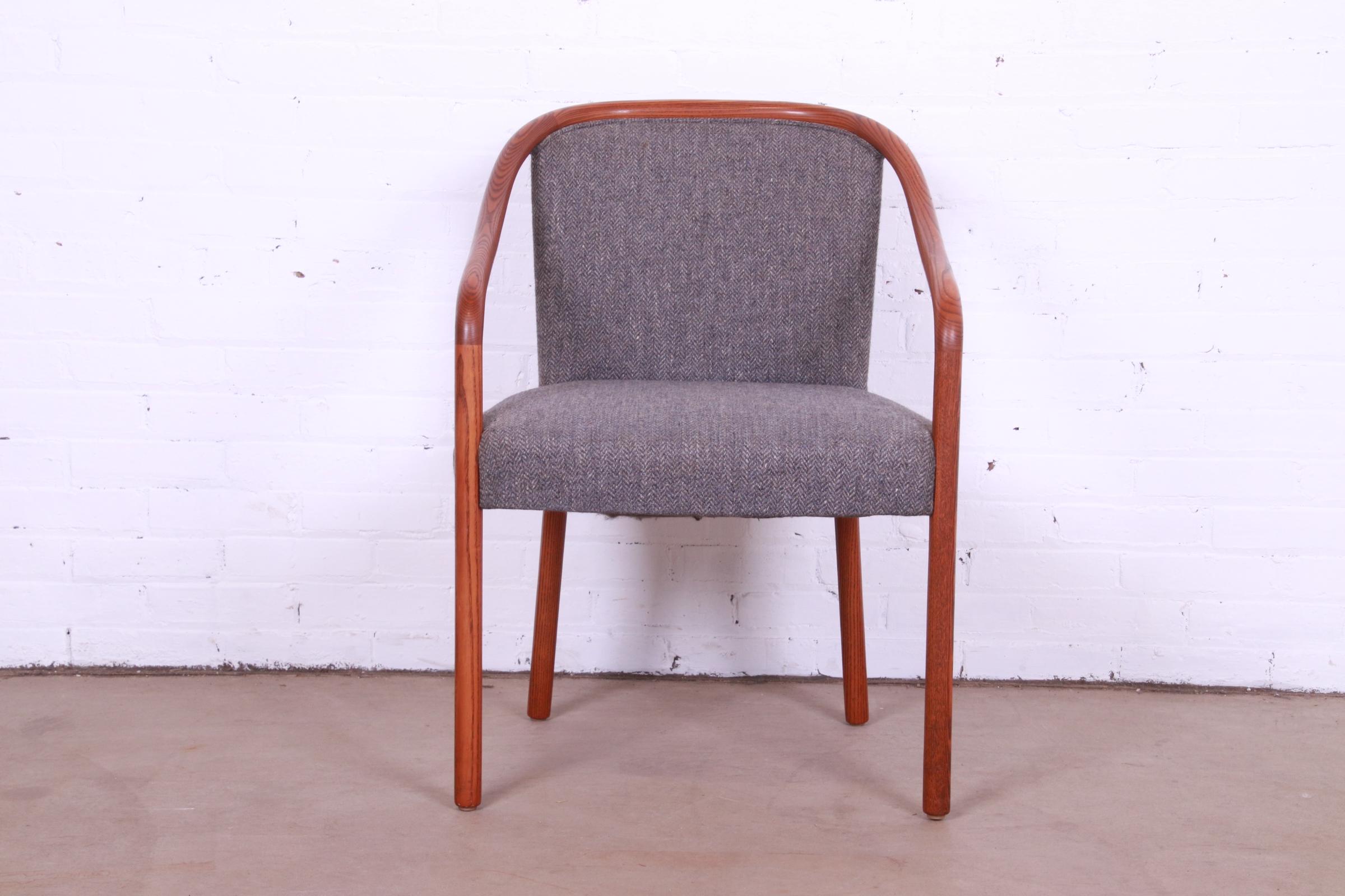 A gorgeous Mid-Century Modern Landmark club chair

By Ward Bennett for Brickel Associates

USA, 1970s

Bent ash frame, with upholstered seat and back.

Measures: 23.25