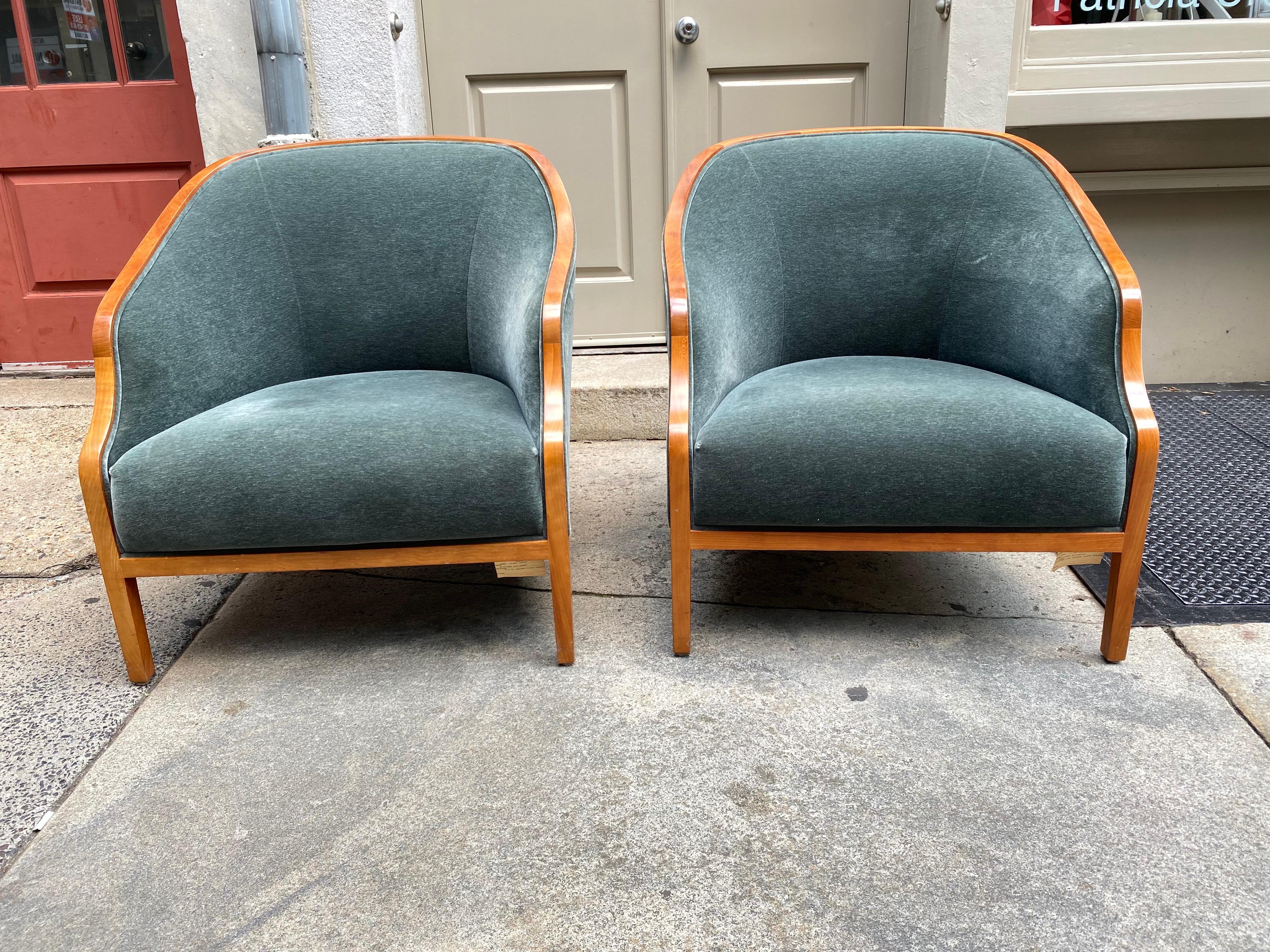 Ward Bennett for Brickel Associates Pair of Lounge Chairs in Cherry and Mohair In Good Condition In Philadelphia, PA