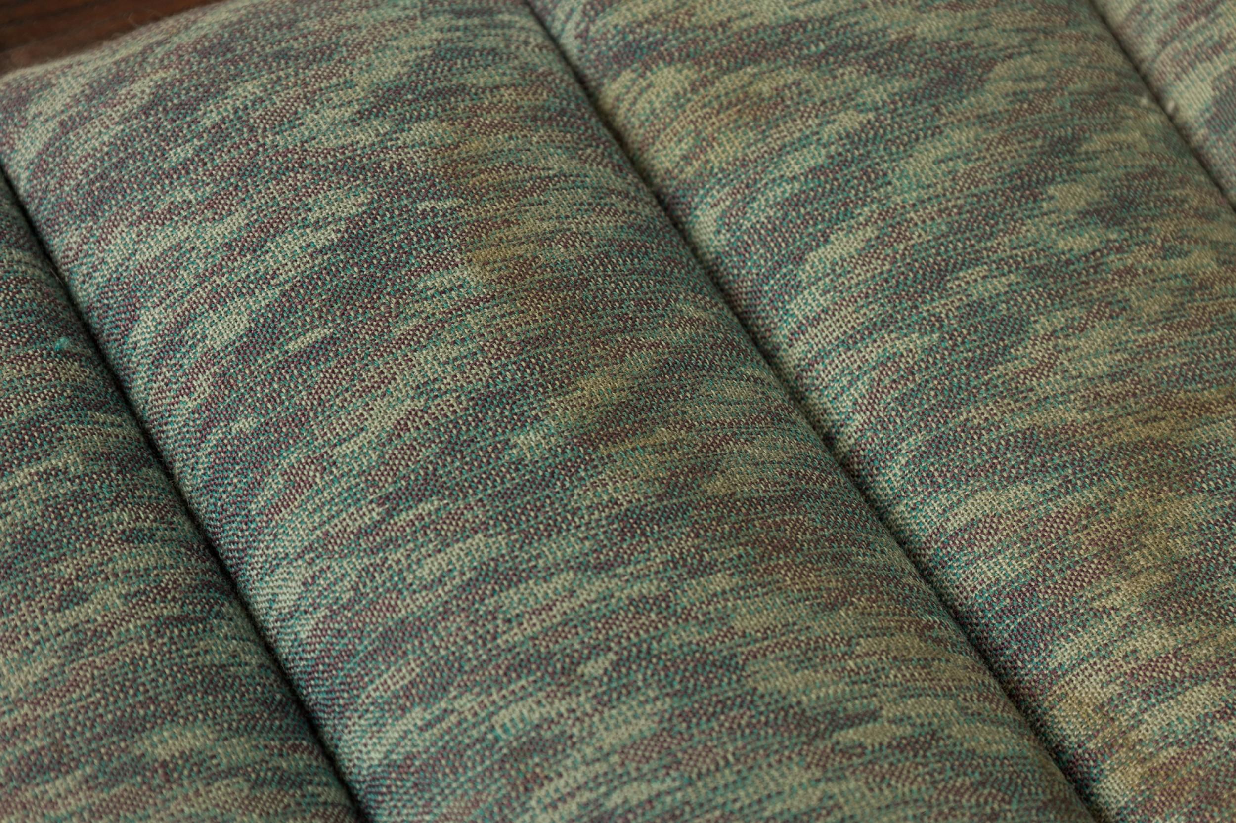 Amerikanische Mid-Century Chaiselongue mit einem dampfgebogenen Eschenholzrahmen mit geschwungenen Armen und verlängerter Beinauflage, gepolstert mit einem leicht gemusterten blauen Stoff mit horizontalen Rillen. (WARD BENNETT FÜR BRICKEL