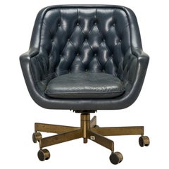 Chaise de bureau pivotante Ward Bennett pour Brickel Associates en cuir bleu touffeté