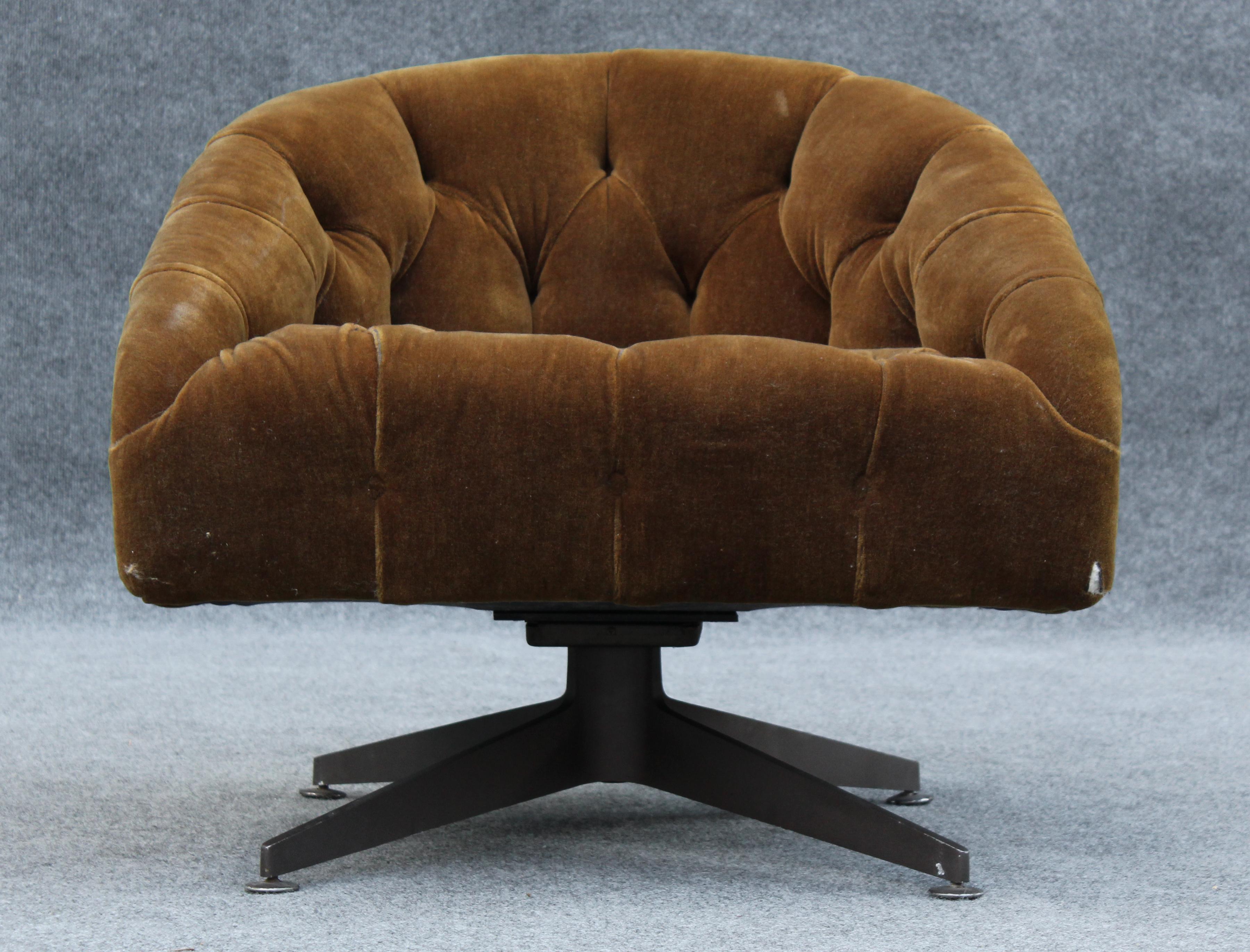 Créée par le légendaire designer américain Ward Bennett, cette chaise longue pivotante a été produite par le fabricant Lehigh Leopold, le fabricant de choix pour d'autres icônes du design telles que Warren Platner. Avec sa sellerie mohair d'origine,