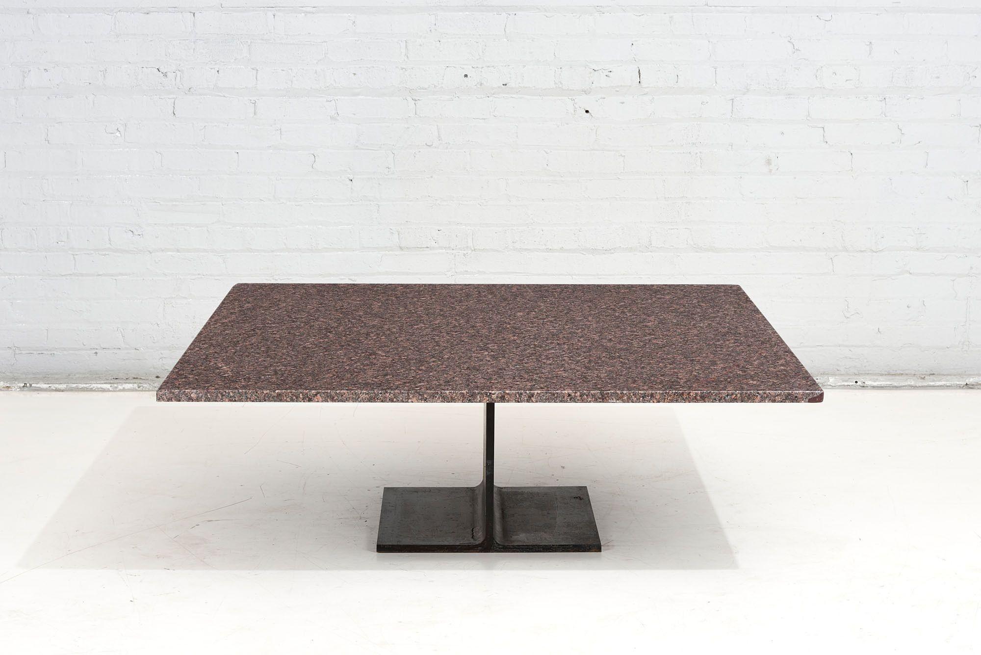 Table basse en acier I+I de Ward Bennet et en granit, vers 1970. Original