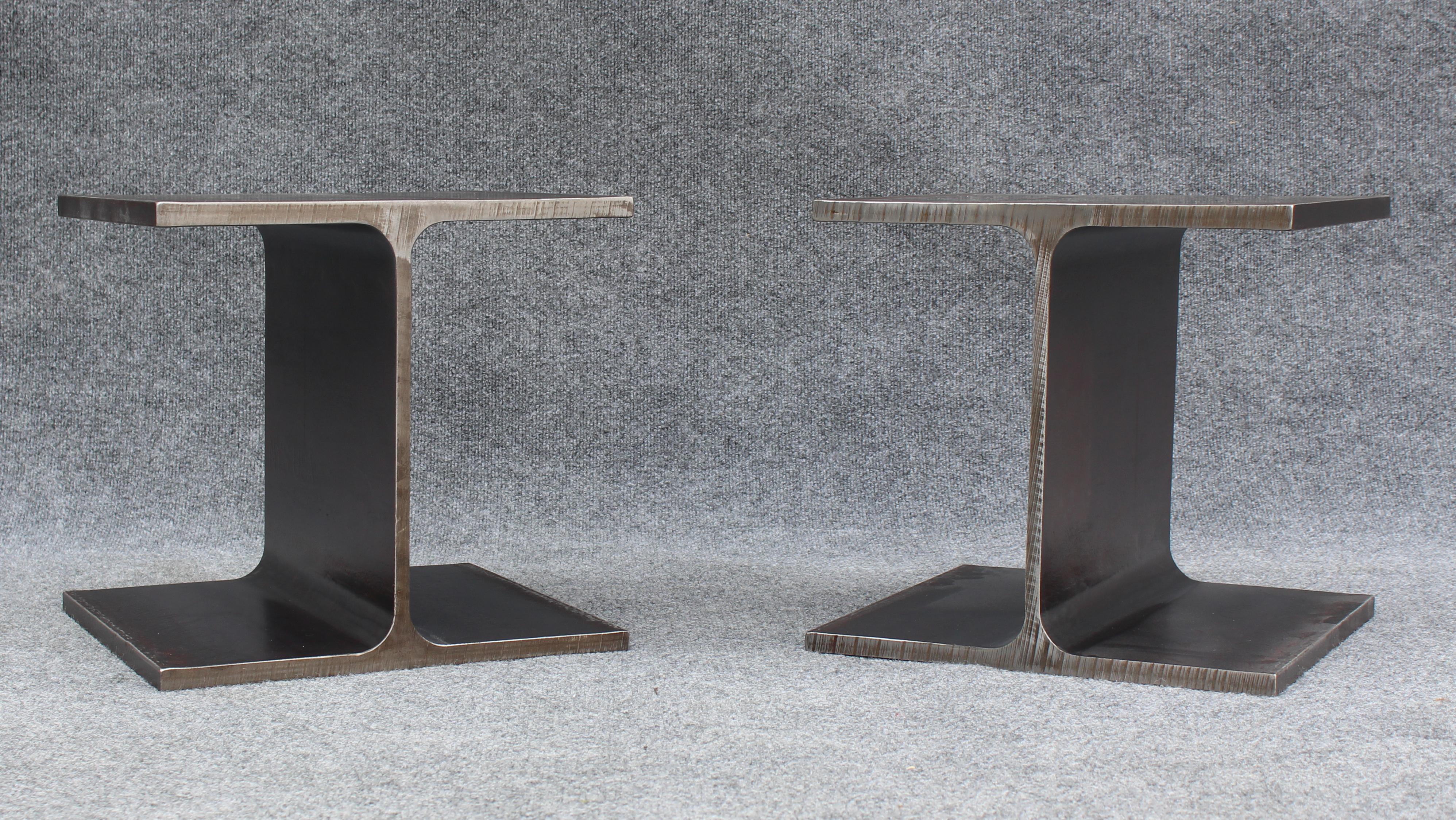 Lors de la création d'un prototype, Ward Bennett a en fait coupé une section d'une poutre en I en acier pour obtenir l'esthétique brute qu'il recherchait. Ici, une paire de tables d'appoint en acier massif émaillé d'après son design innovant.