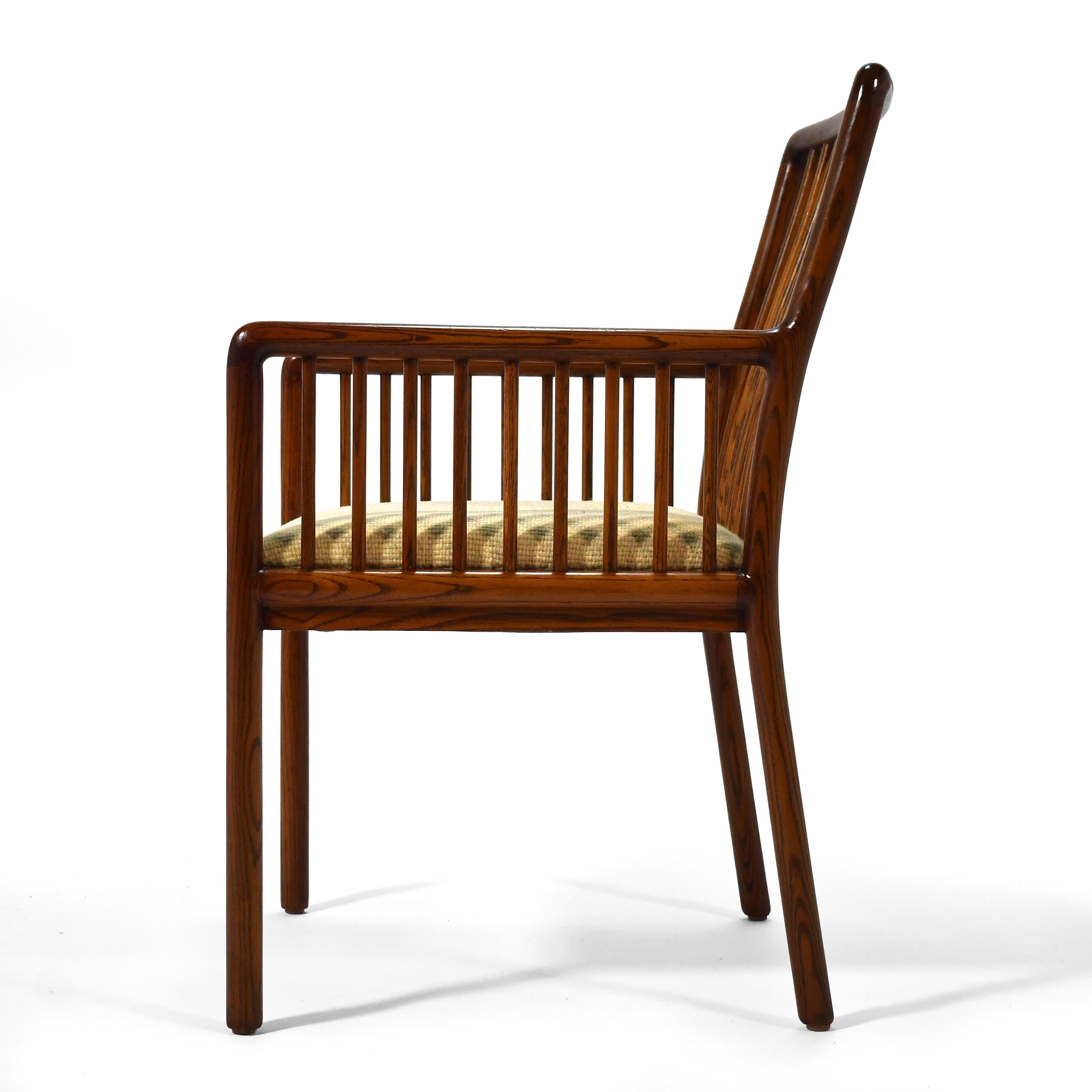 Dieses Paar eleganter, unaufdringlicher Sessel von Ward Bennett verkörpert seine Designästhetik: die Kombination einer raffinierten Sensibilität mit erstklassigen Materialien und Konstruktionen. Diese beiden Stühle haben Außenrahmen aus gebeizter