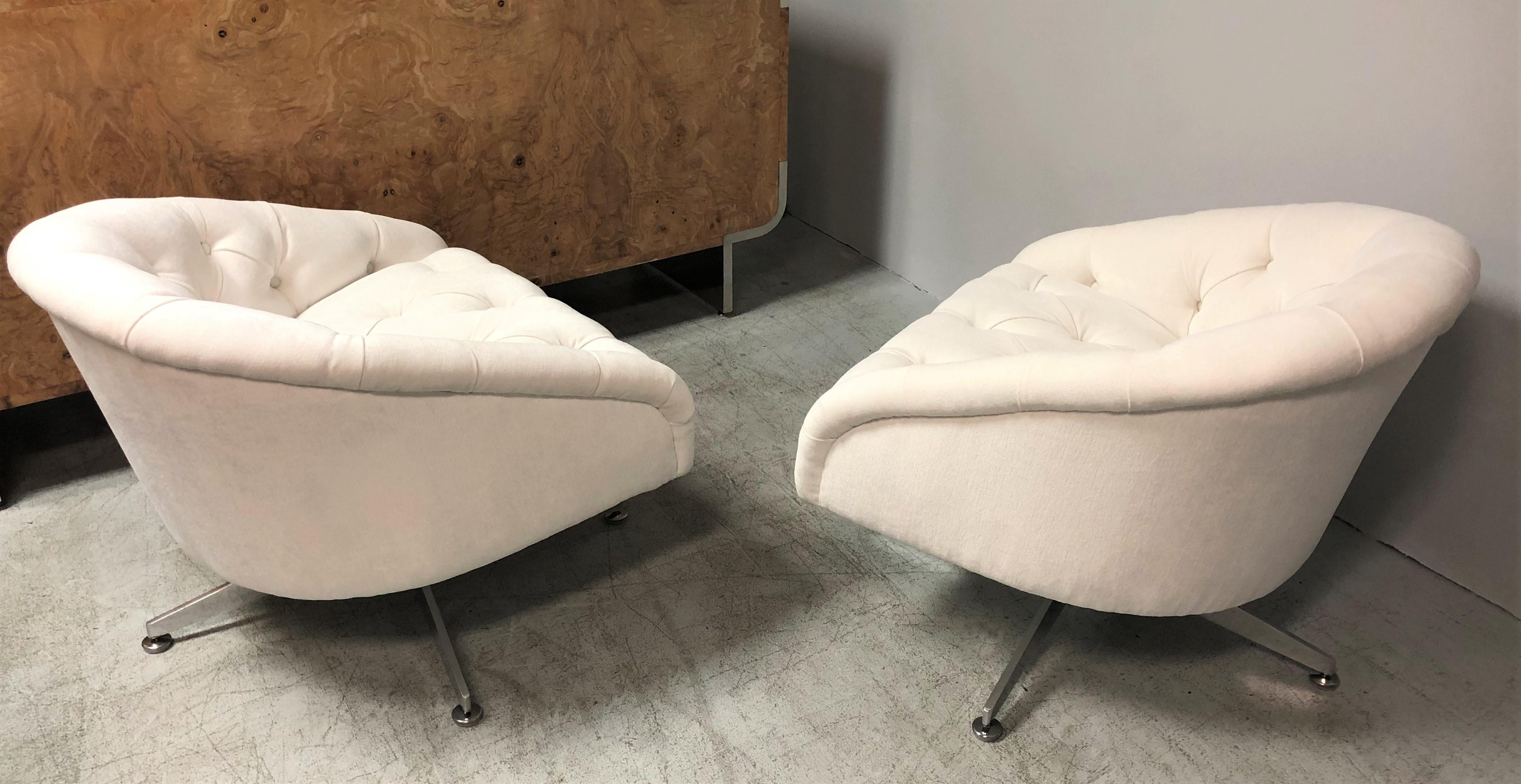 Ward Bennett Pair of Tufted Lounge Swivel Chairs, 1960s 4