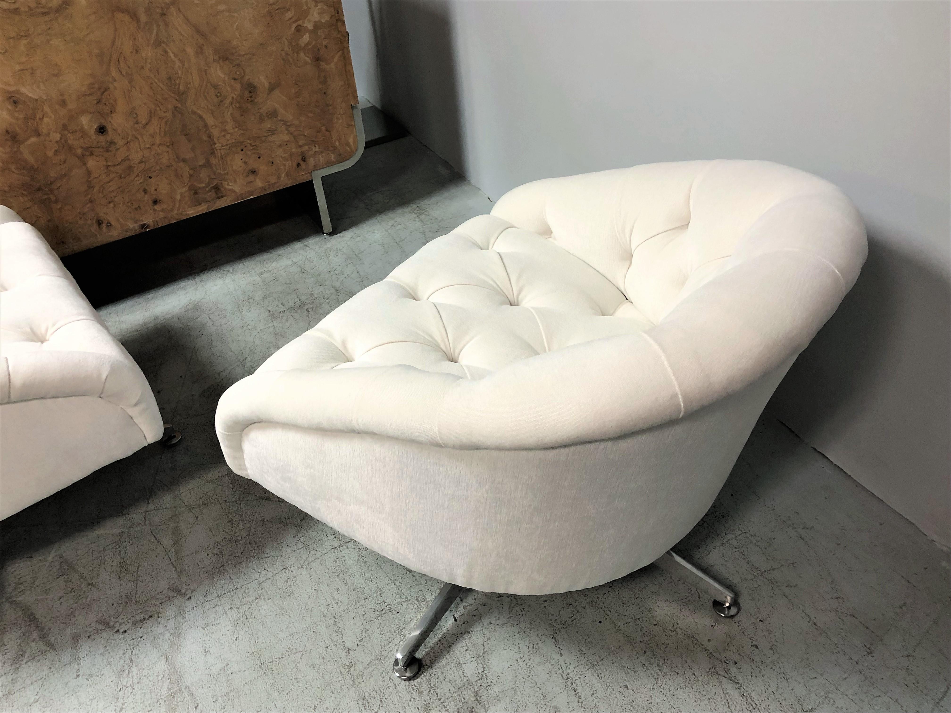 Ward Bennett Pair of Tufted Lounge Swivel Chairs, 1960s (Stoff)