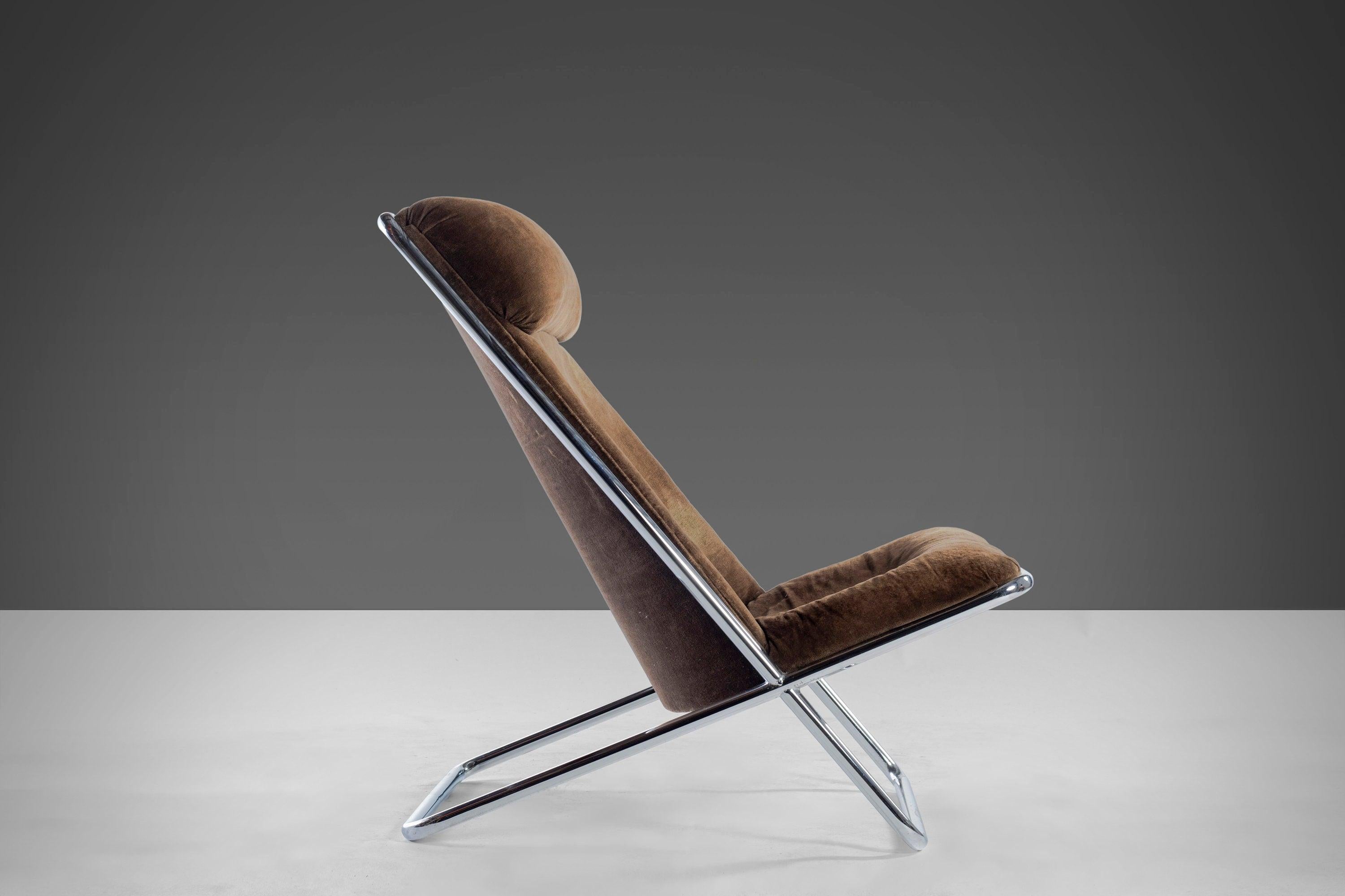 Designed by Ward Bennett with the perfect attention to angle and line. This Scissor lounge chair is found in original brown upholstery and rests on a striking chrome X base.

---Dimensions---

Width: 24.5 in / 62.23 cm
Depth: 36 in / 91.44
