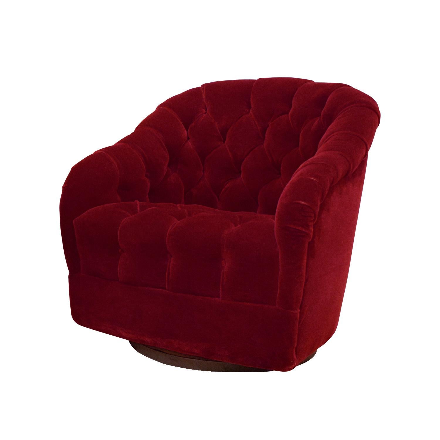 Pareja de sillones club giratorios empenachados, modelo No. 2084, de terciopelo rojo con base de nogal empotrada, de Ward Bennett para Brickel Associates, EE.UU. Década de 1970. Estas sillas son cómodas, elegantes y lujosas.

Referencia:
El catálogo