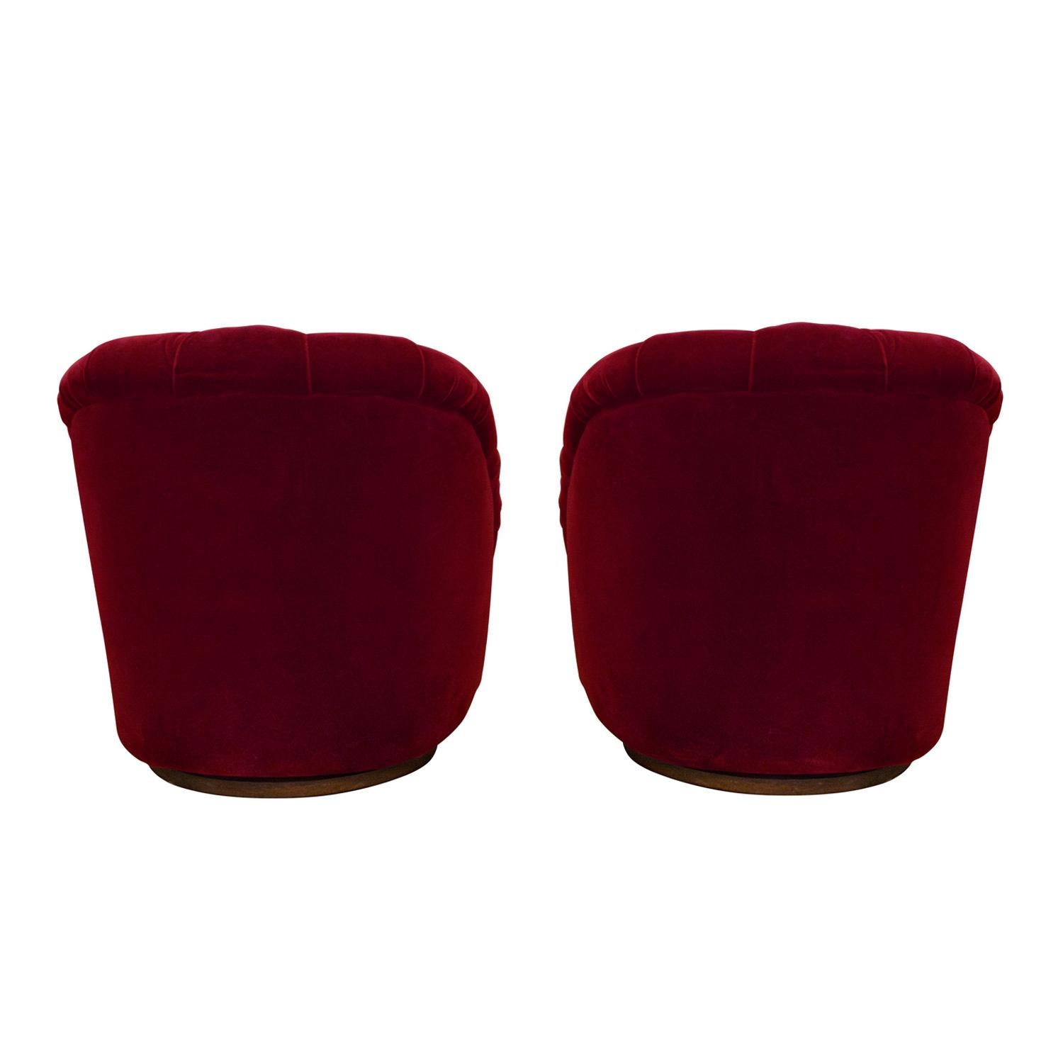 Ward Bennett Soberbio Par de Sillones Giratorios Acolchados de Terciopelo Rojo Años 70 Estadounidense