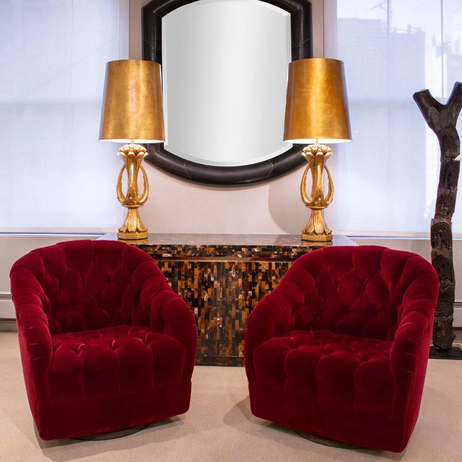 Ward Bennett Soberbio Par de Sillones Giratorios Acolchados de Terciopelo Rojo Años 70 en Excelente Estado en New York, NY