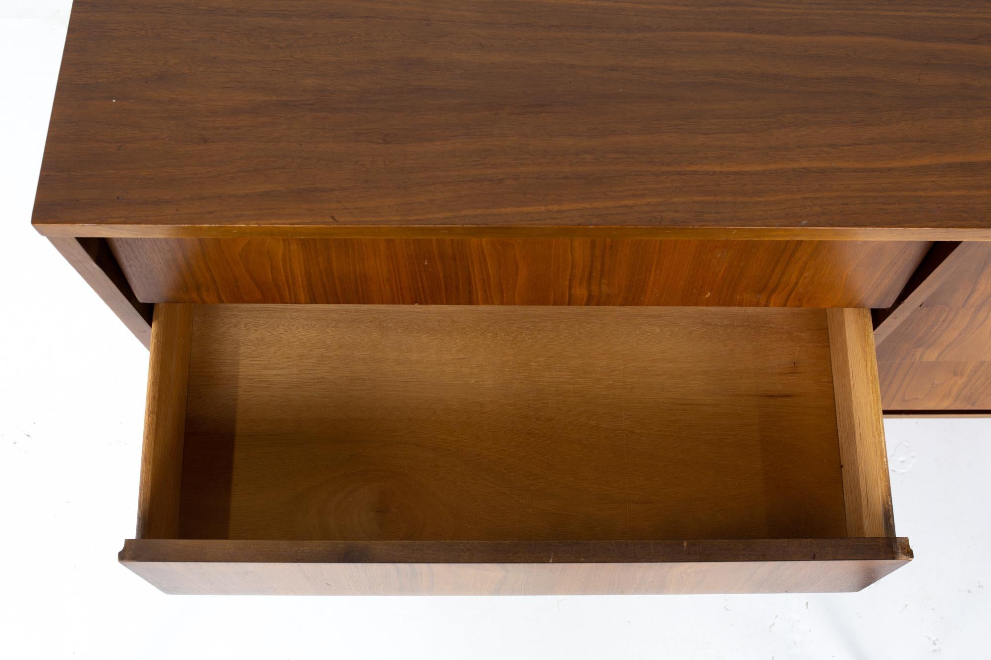 Ward Furniture Company Mid Century Louvered Walnut 6 Drawer Lowboy Dresser In Good Condition In Countryside, IL