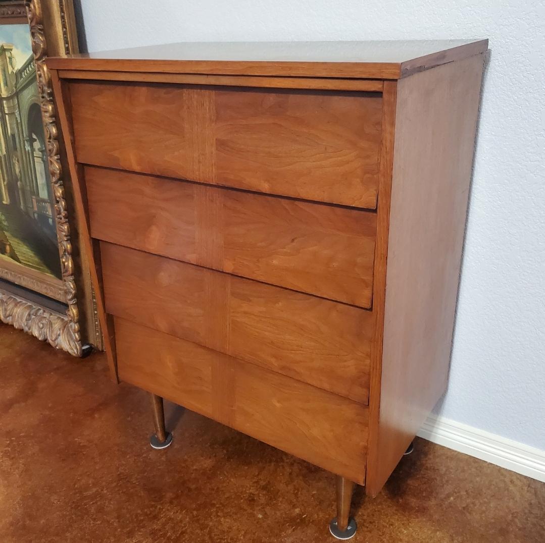 Mid Century Ward Furniture Mfg 4 drawer highboy dresser. Baby Steps line.

Formica top. Gorgeous striped inlay on drawers. Check my other listings for the set.

Classic design. 
Popular Mid century legs.