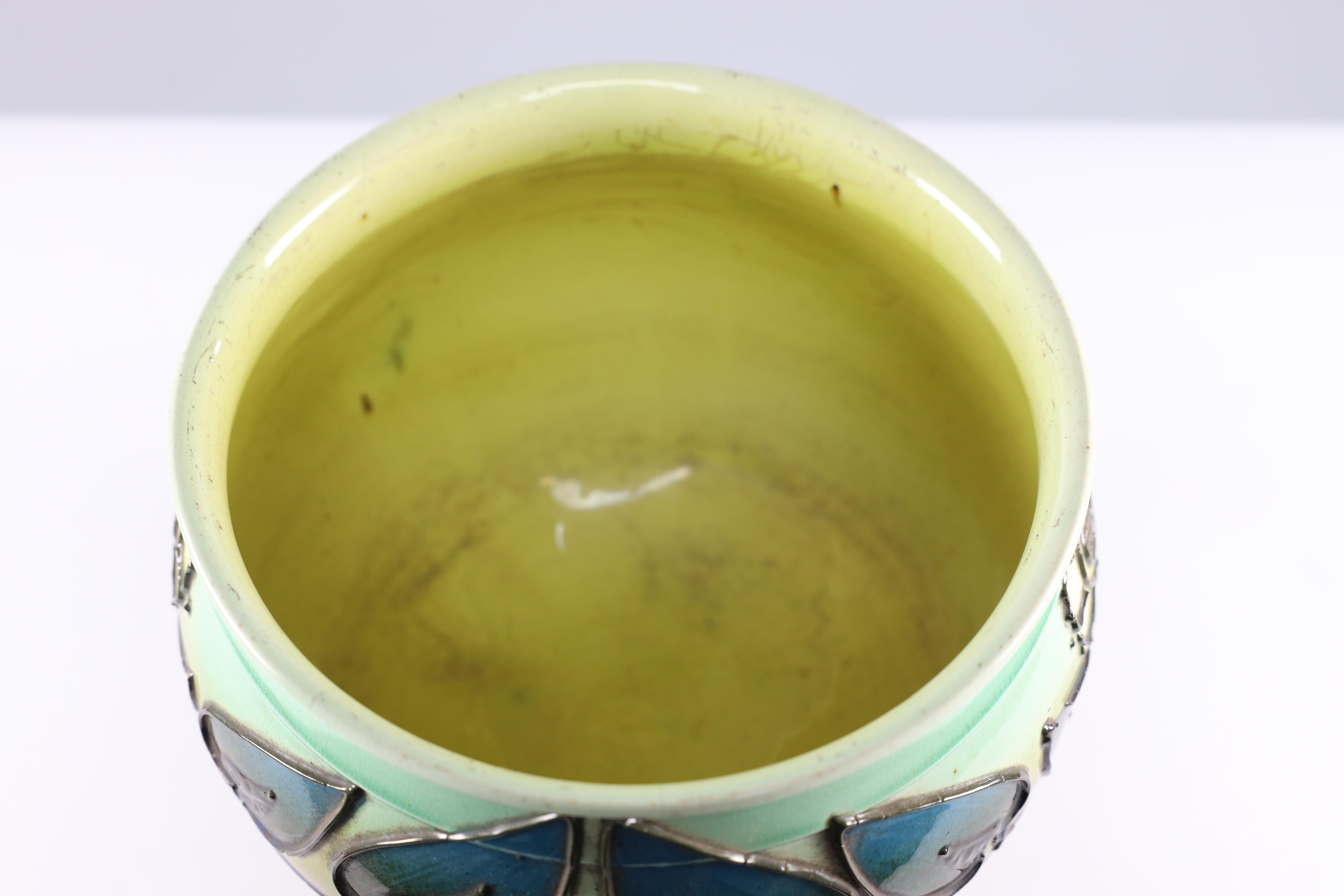 Wardle by Frederick Rhead attri. Arts & Crafts planter with floral decoration. In Good Condition For Sale In London, GB