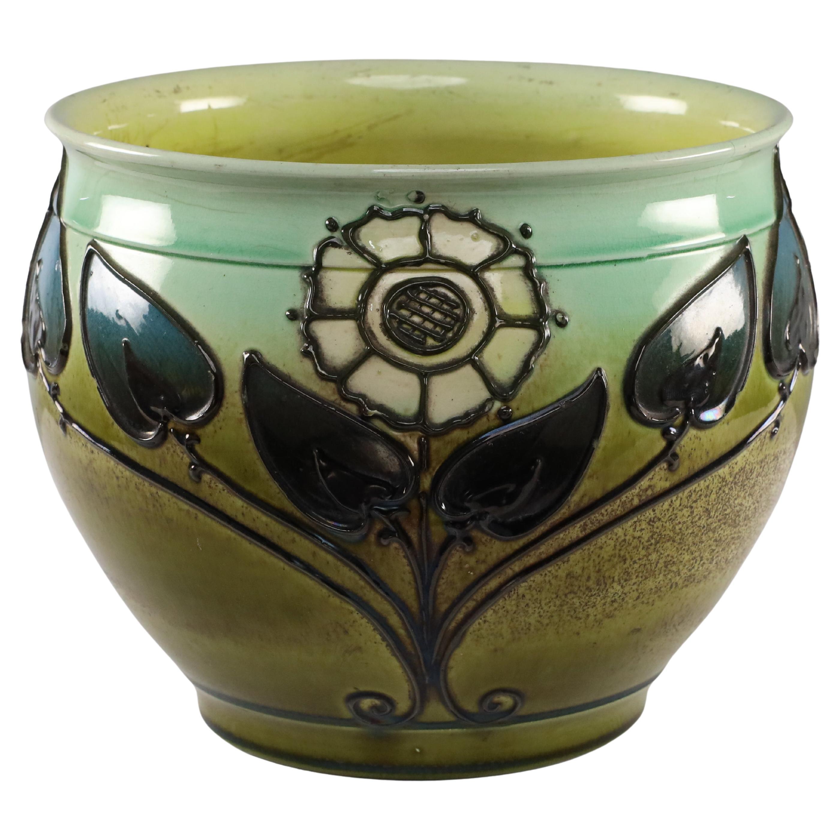 Wardle di Frederick Rhead attri. Fioriera Arts & Crafts con decorazione floreale.