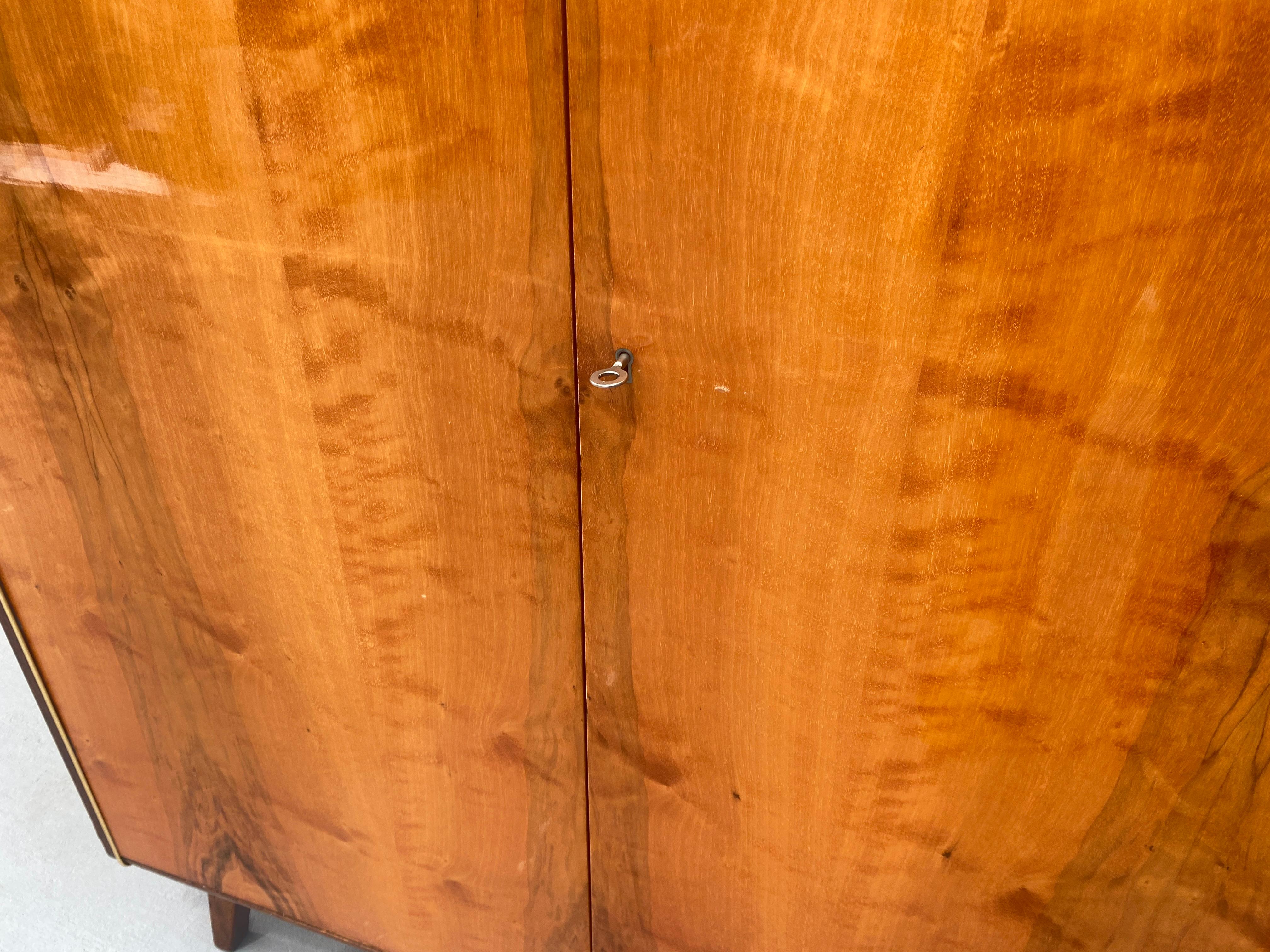 Armoire, 1970, placage de noyer 3