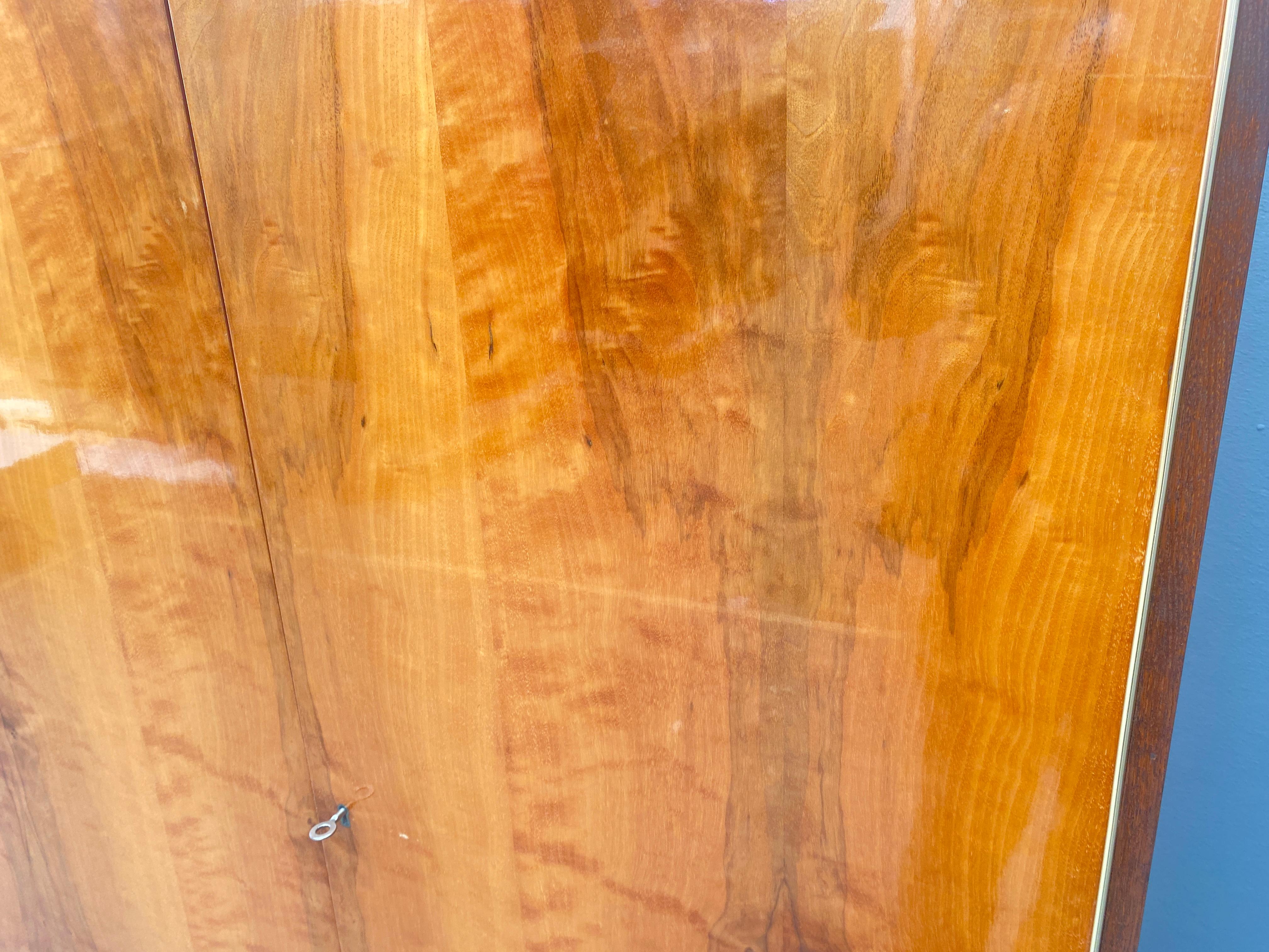 Armoire, 1970, placage de noyer 2