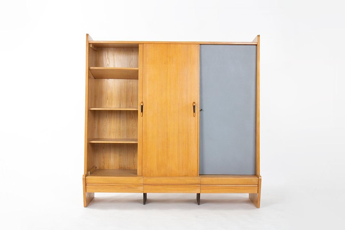 Armario diseñado por el diseñador francés Gerard Guermonprez en los años cincuenta
Magnani lo ha editado
Estructura de roble con partes de cuero gris
3 puertas y 3 cajones delante
3 cajones en el interior
Gran espacio de almacenamiento
La madera