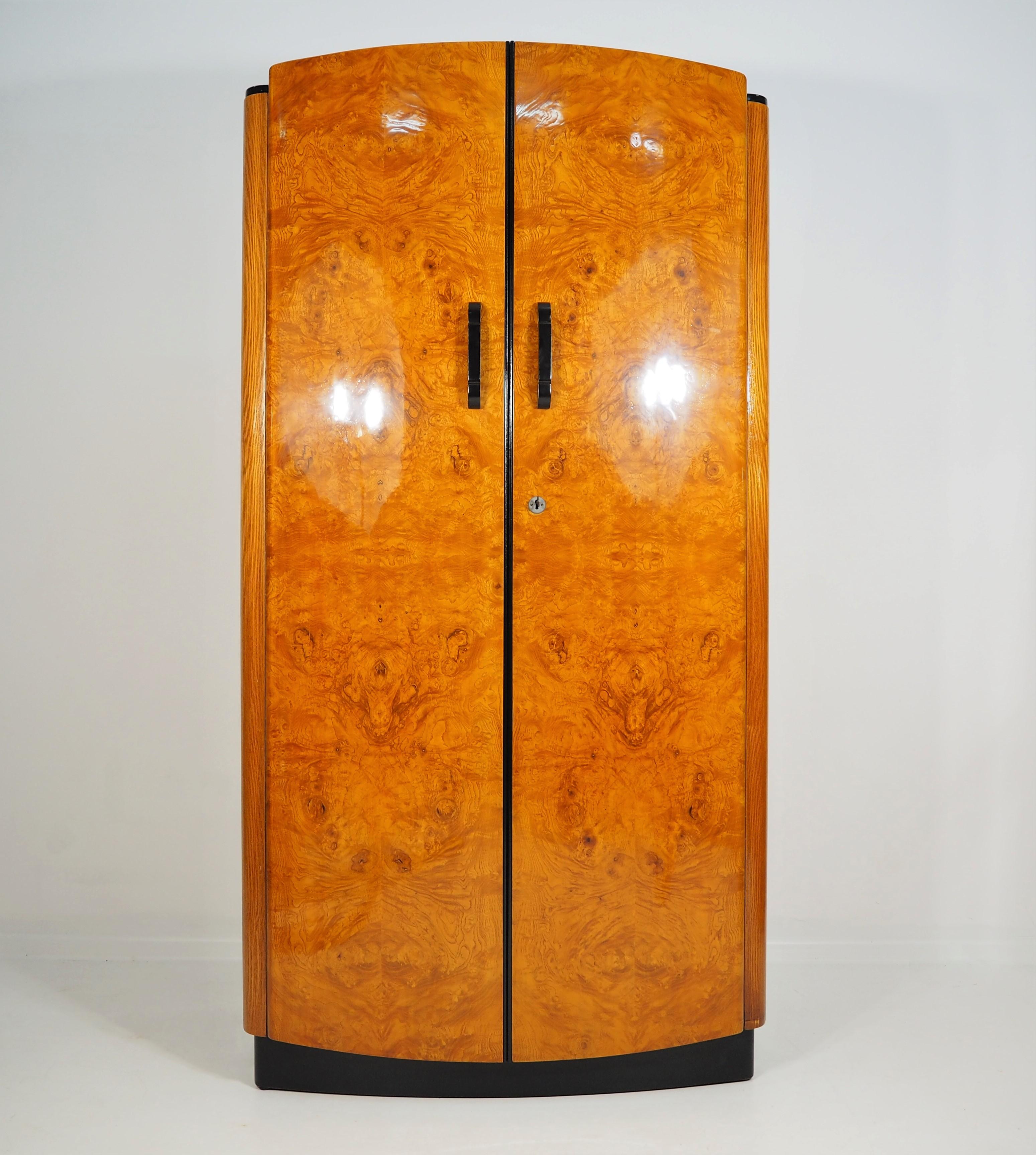 The wardrobe is in good condition. It comes from the 1950s and was designed by Jindřich Halabala for UP Závody. It is veneered with ash.