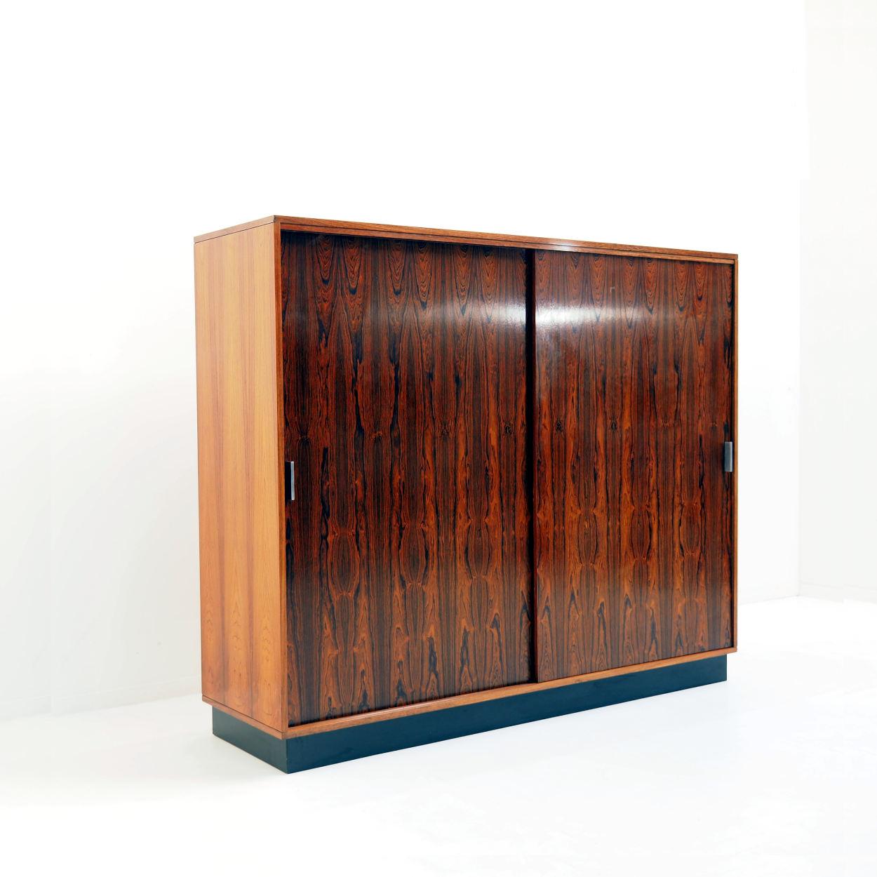 Schöner Kleiderschrank, entworfen vom belgischen Designer Alfred Hendrickx für die Firma Belform. Das Design stammt aus den 1960er Jahren.

Die Türen des Schranks sind aus schönem exotischem dunklem Holz gefertigt.

Der Kleiderschrank besteht