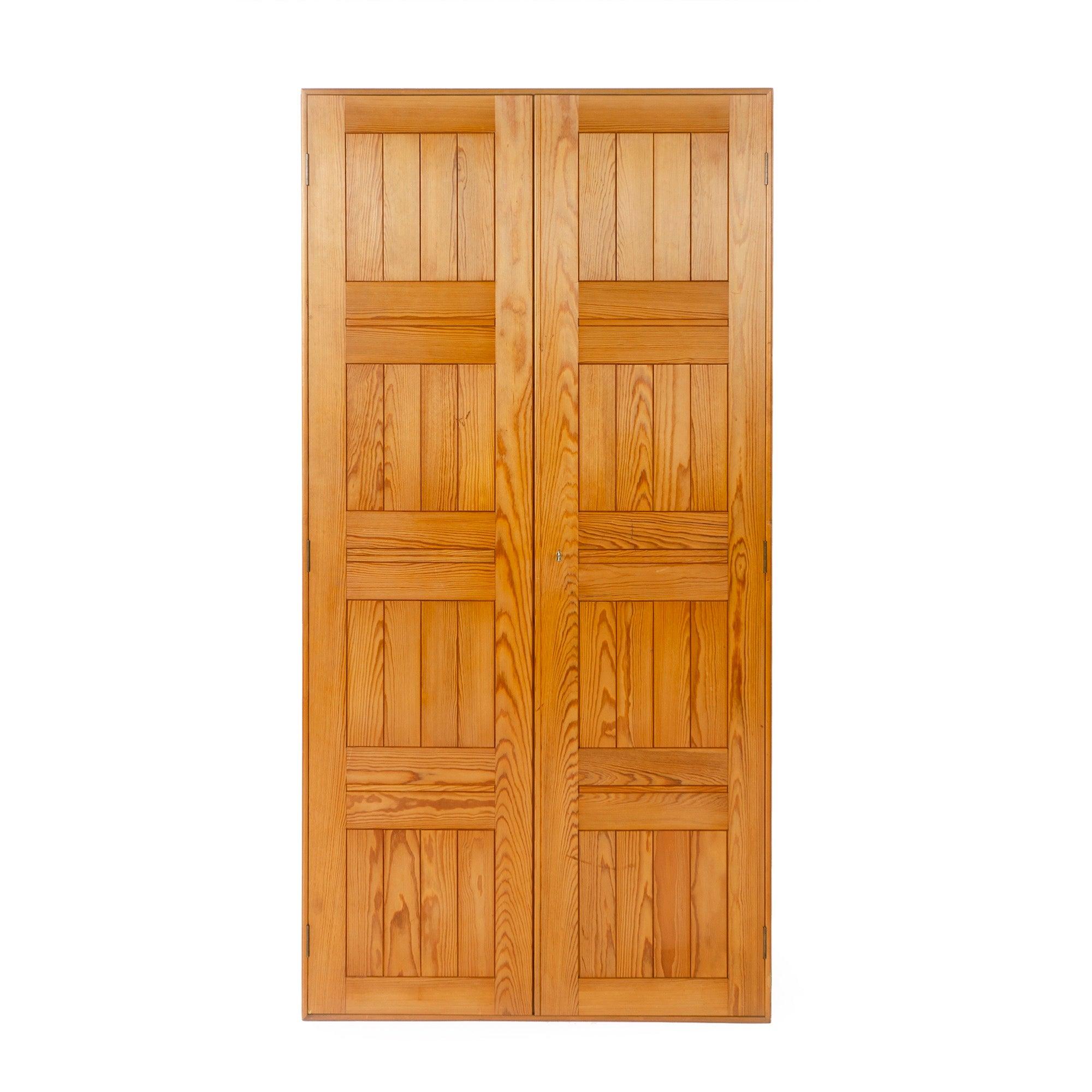 Armoire à deux portes en pin massif, avec une caisse à queue d'aronde et une tringle de suspension coulissante en laiton.