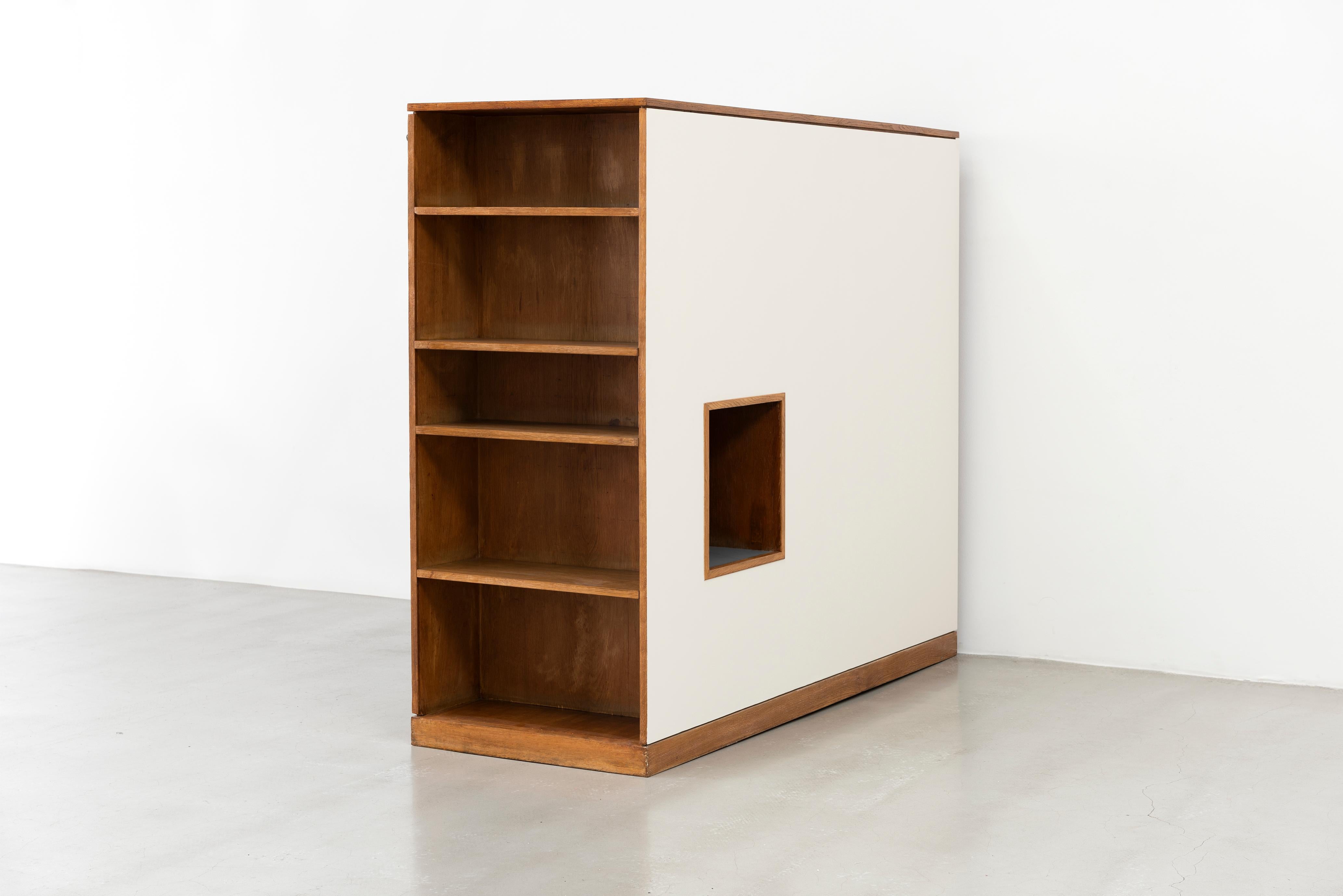 L'armoire provient des chambres d'étudiants du ROOMS à la Cité Internationale Universitaire de Paris (CIUP), 1956-1959.
Il est en bon état général.