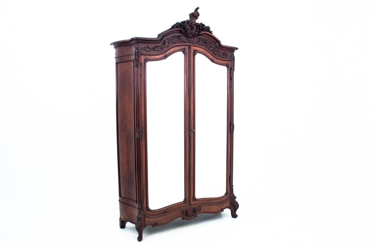 An antique wardrobe from the end of the 19th century. Furniture in very good condition.

Dimensions: height 258 cm / width 159 cm / depth. 50 cm