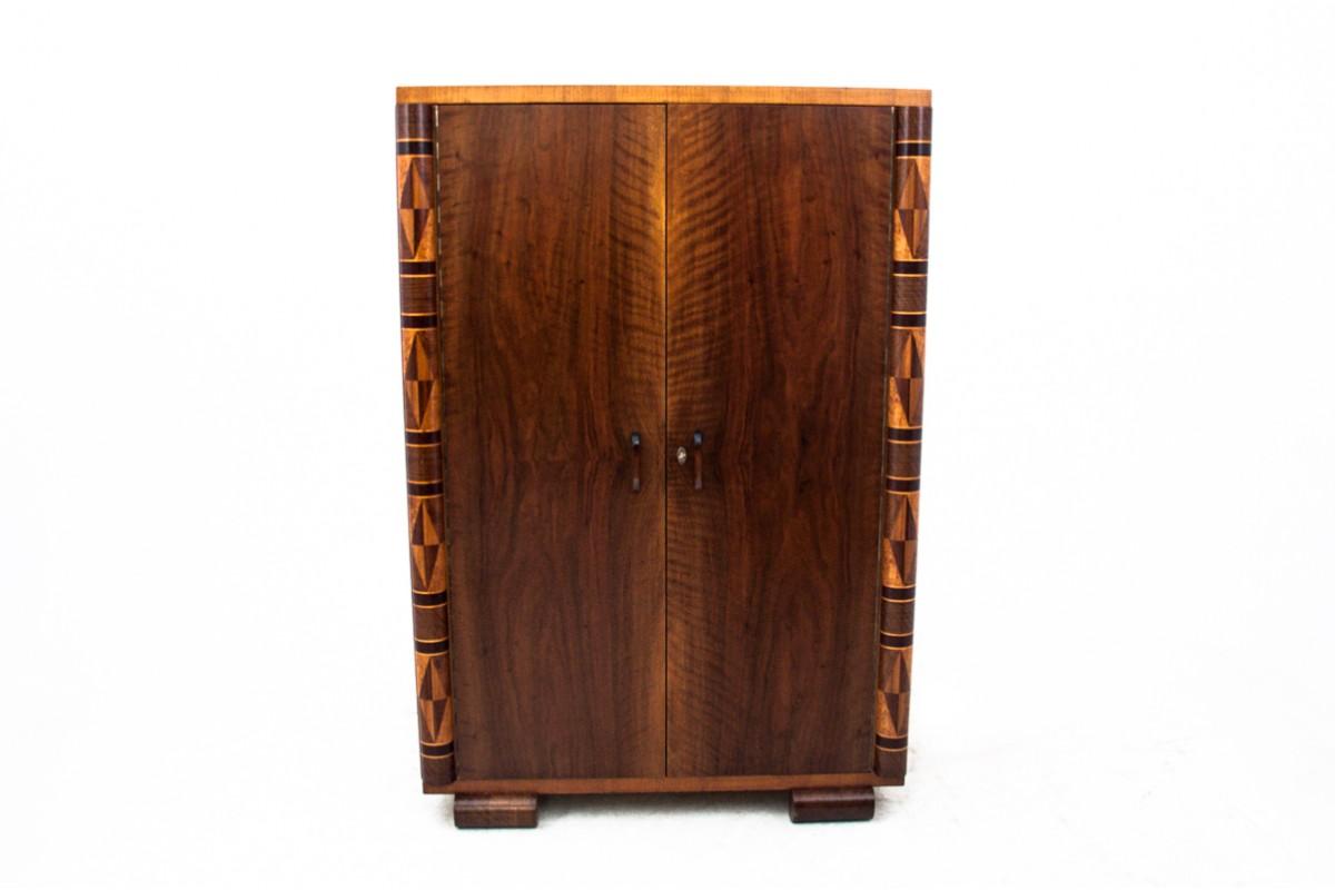Art Deco wardrobe from the mid-20th century.

Furniture in very good condition, after professional renovation.

Dimensions: height 176 cm / width 119 cm / depth 61 cm.