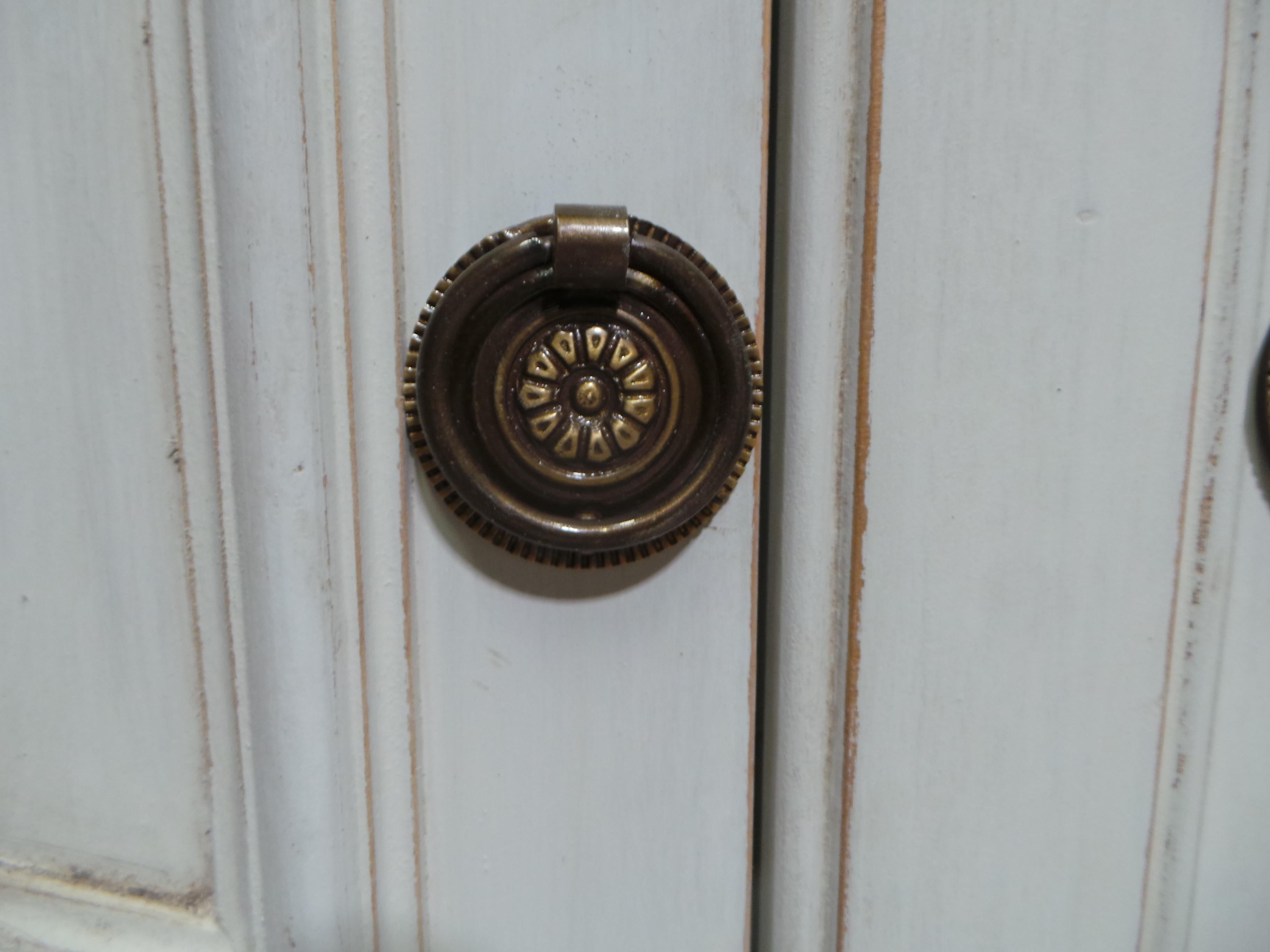 Il s'agit d'une armoire unique de style Gustavien. Elle a été restaurée et repeinte avec de la peinture au lait 