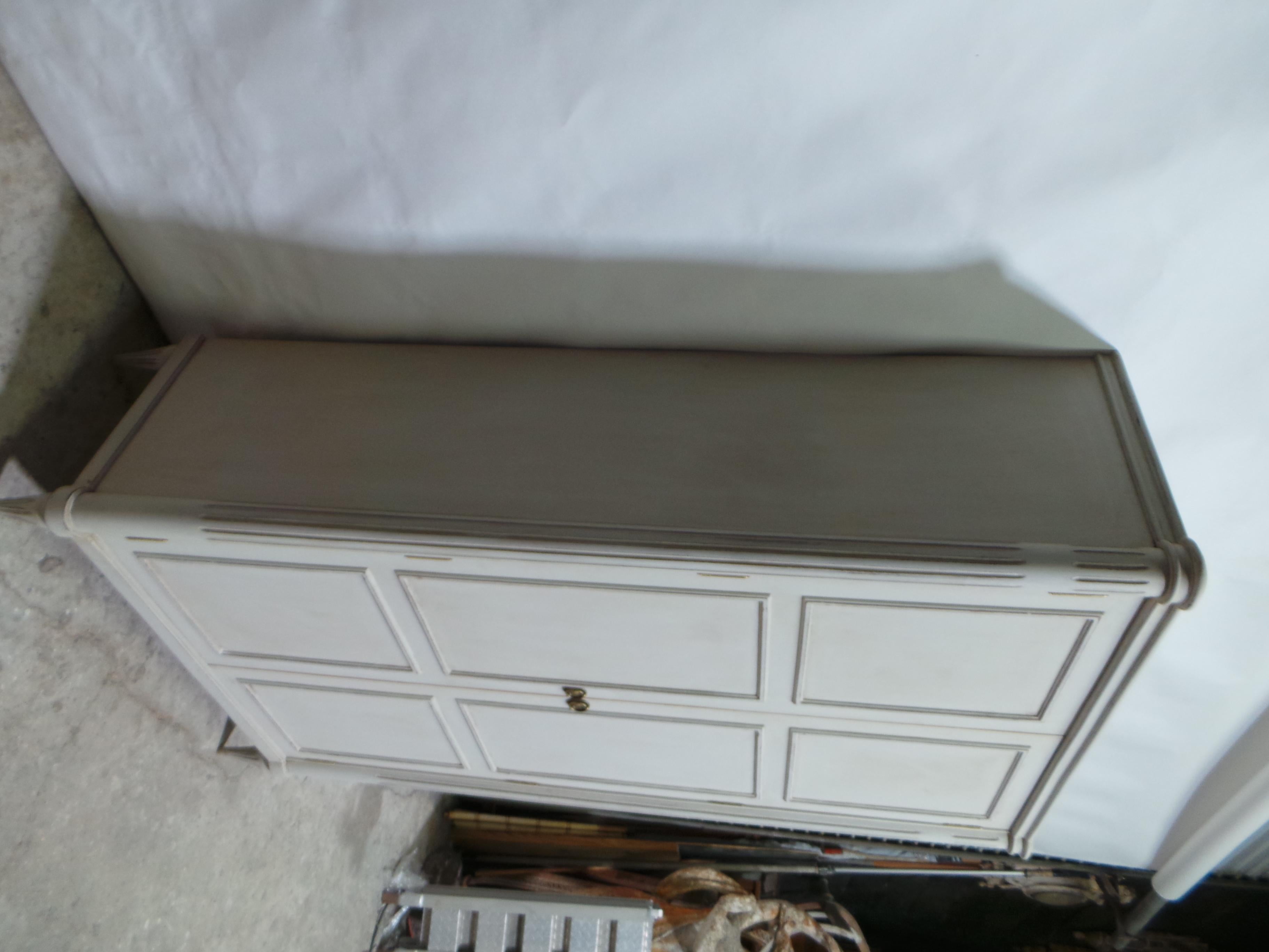 Armario Estilo Gustaviano en Bueno estado para la venta en Hollywood, FL