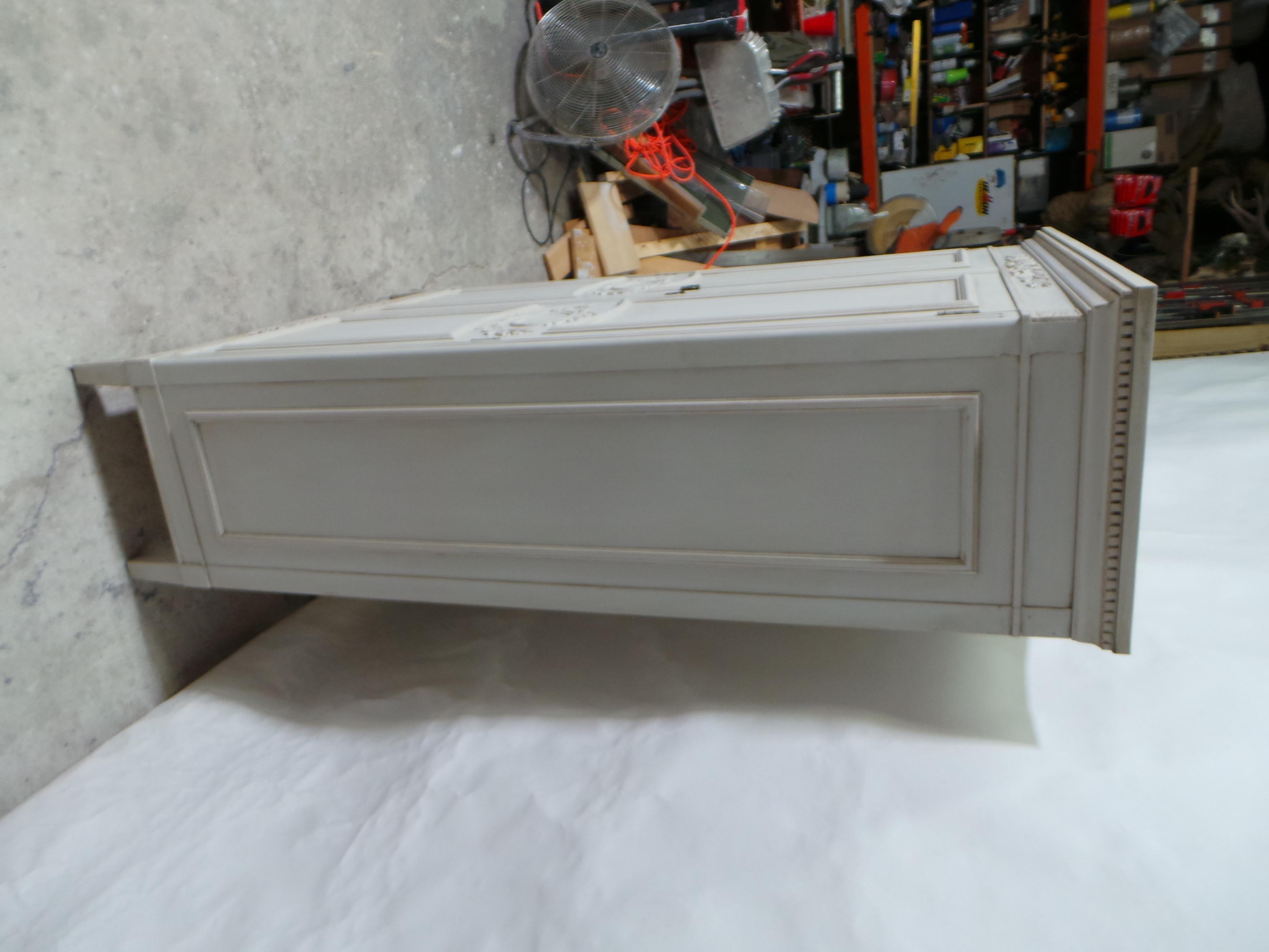 Milieu du XXe siècle Armoire gustavienne en vente