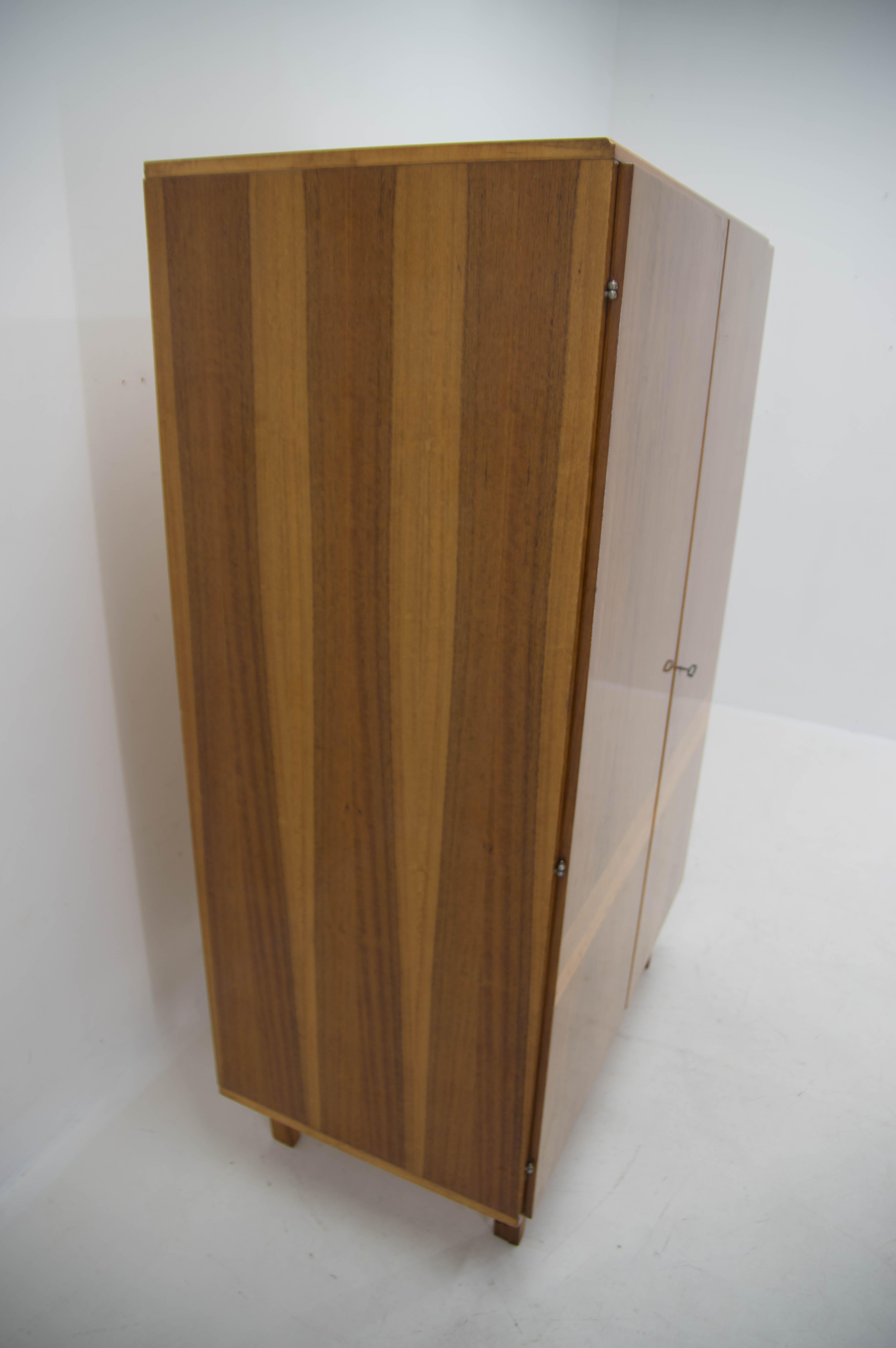 Wardrobe in High Gloss Finish by Mezulanik for Novy Domov, 1970s In Good Condition In Praha, CZ