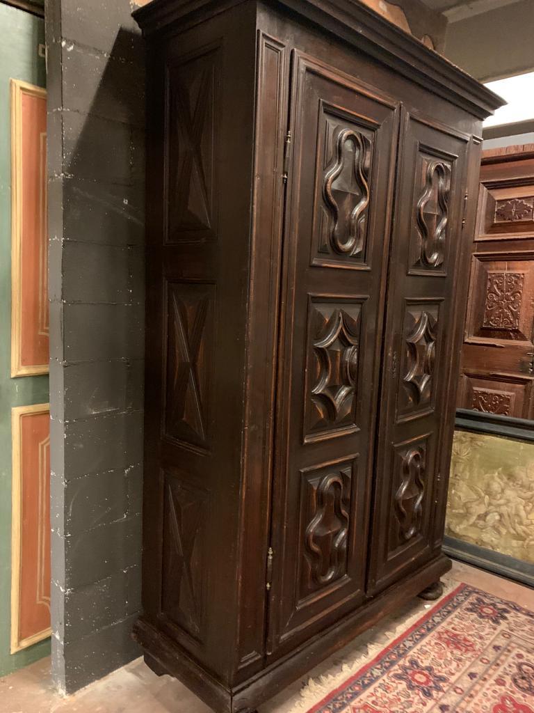 Wardrobe in poplar wood, two doors with six diamond-carved panels, Italy For Sale 3