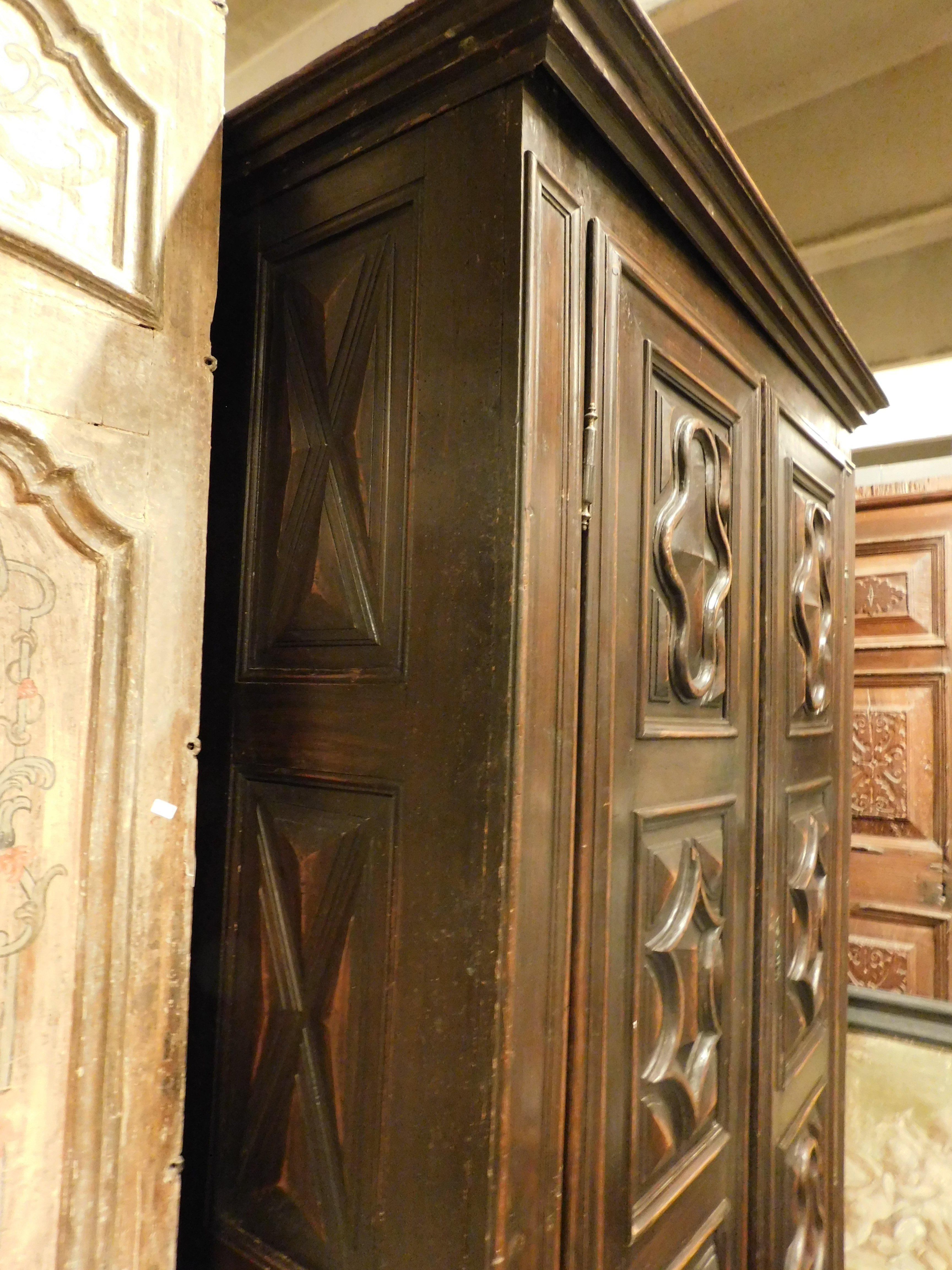 Wardrobe in poplar wood, two doors with six diamond-carved panels, Italy In Good Condition For Sale In Cuneo, Italy (CN)