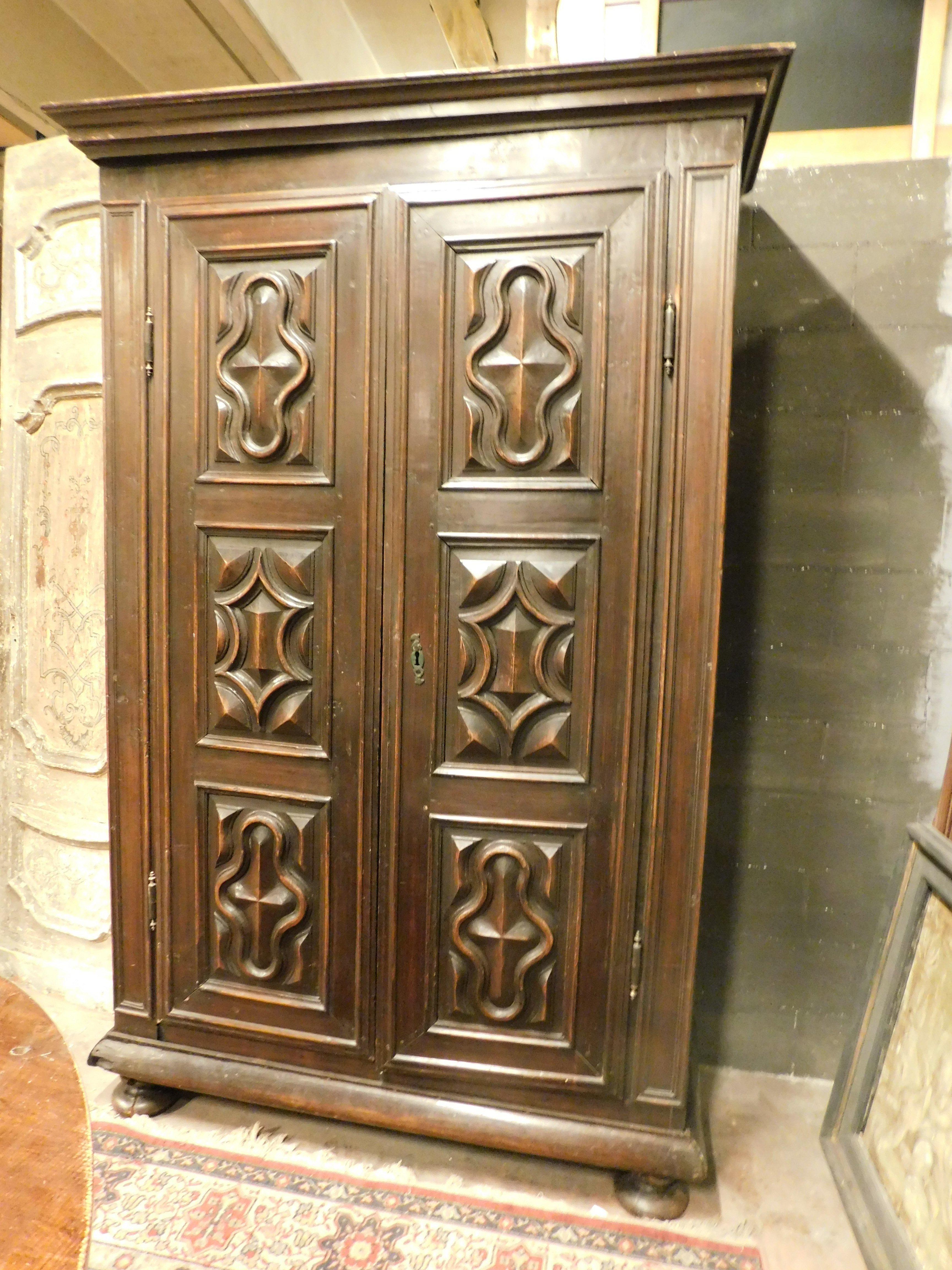 Wardrobe in poplar wood, two doors with six diamond-carved panels, Italy For Sale 1