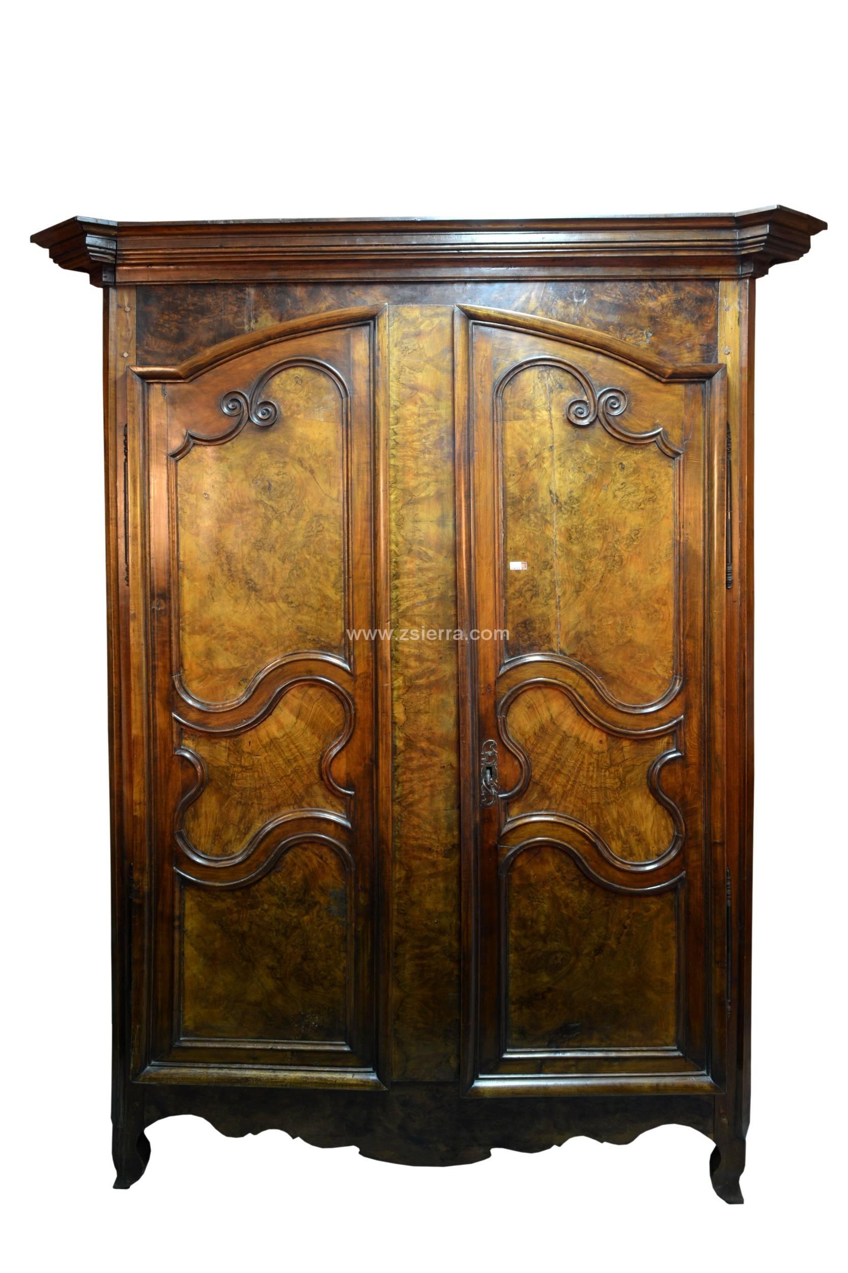 Two-door closet with key lock and decorated lock shield that has a strong moldings on the top, others very delicate and curved in the doors and four legs and profiles curved in the lower. The decoration of the doors places the work within the Rococo